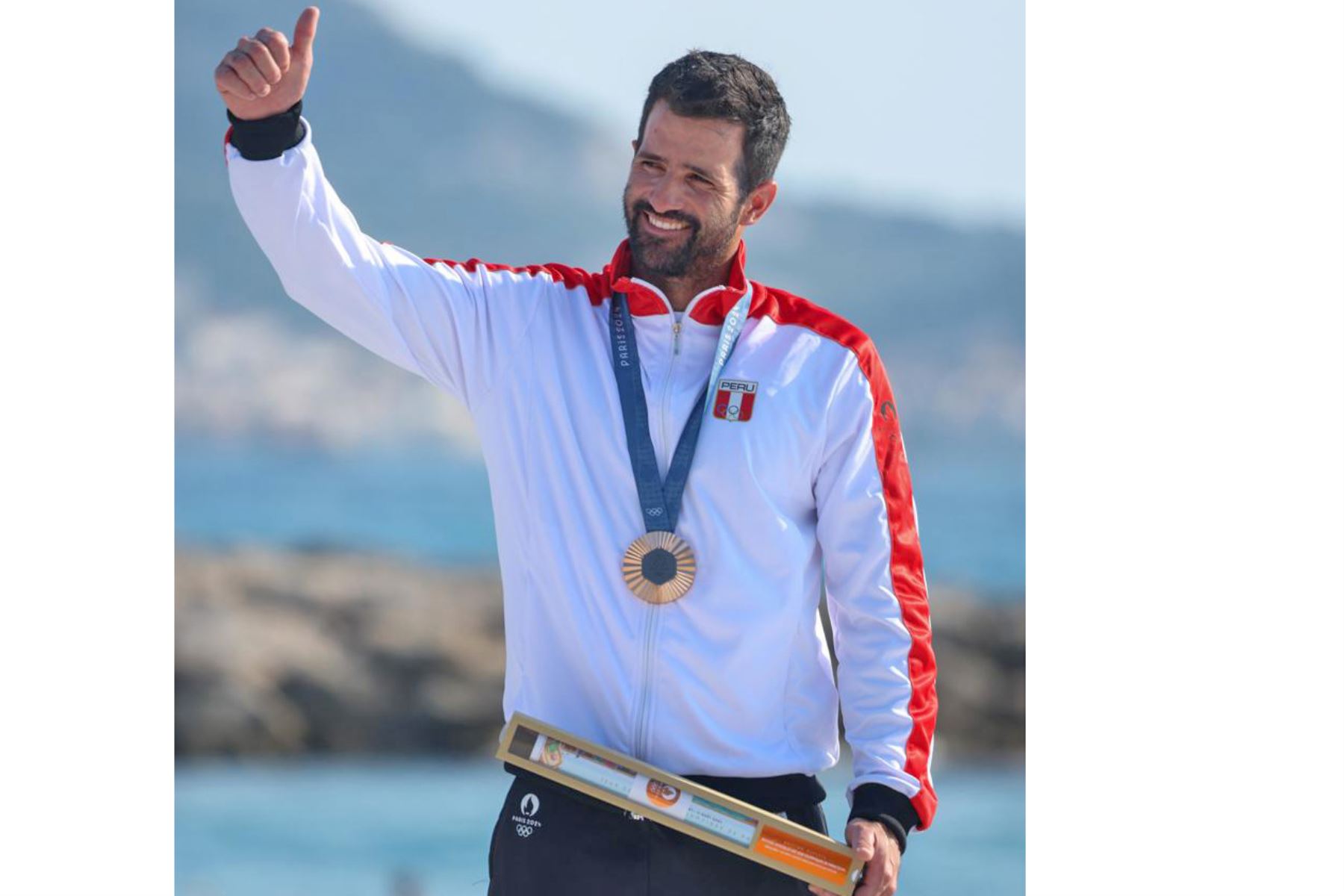 El medallista de bronce Stefano Peschiera de Perú durante la ceremonia de entrega de medallas del evento de vela ligera masculina de las competiciones de vela de los Juegos Olímpicos de París 2024, en el puerto deportivo de Marsella, Francia. Foto: AFP