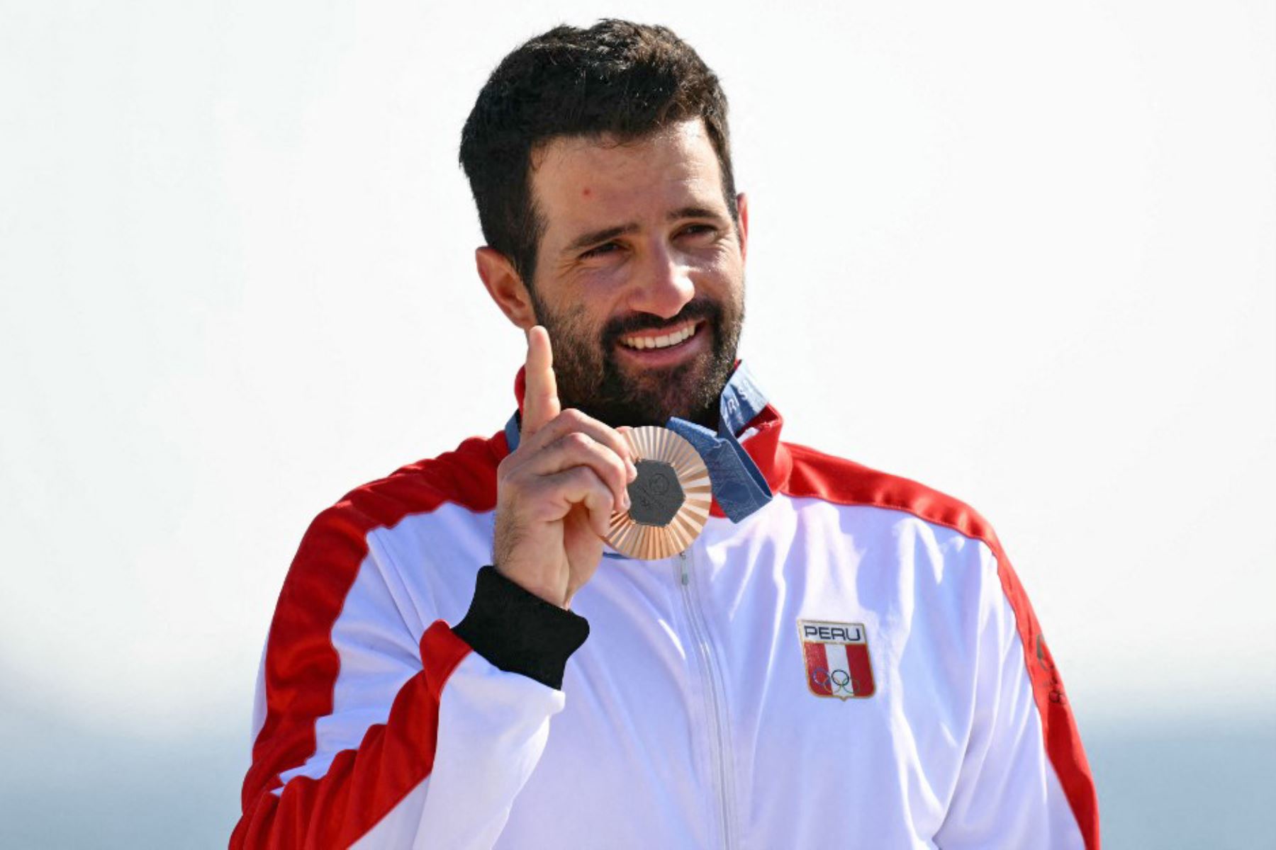 El medallista de bronce Stefano Peschiera de Perú durante la ceremonia de entrega de medallas del evento de vela ligera masculina de las competiciones de vela de los Juegos Olímpicos de París 2024, en el puerto deportivo de Marsella, Francia. Foto: AFP