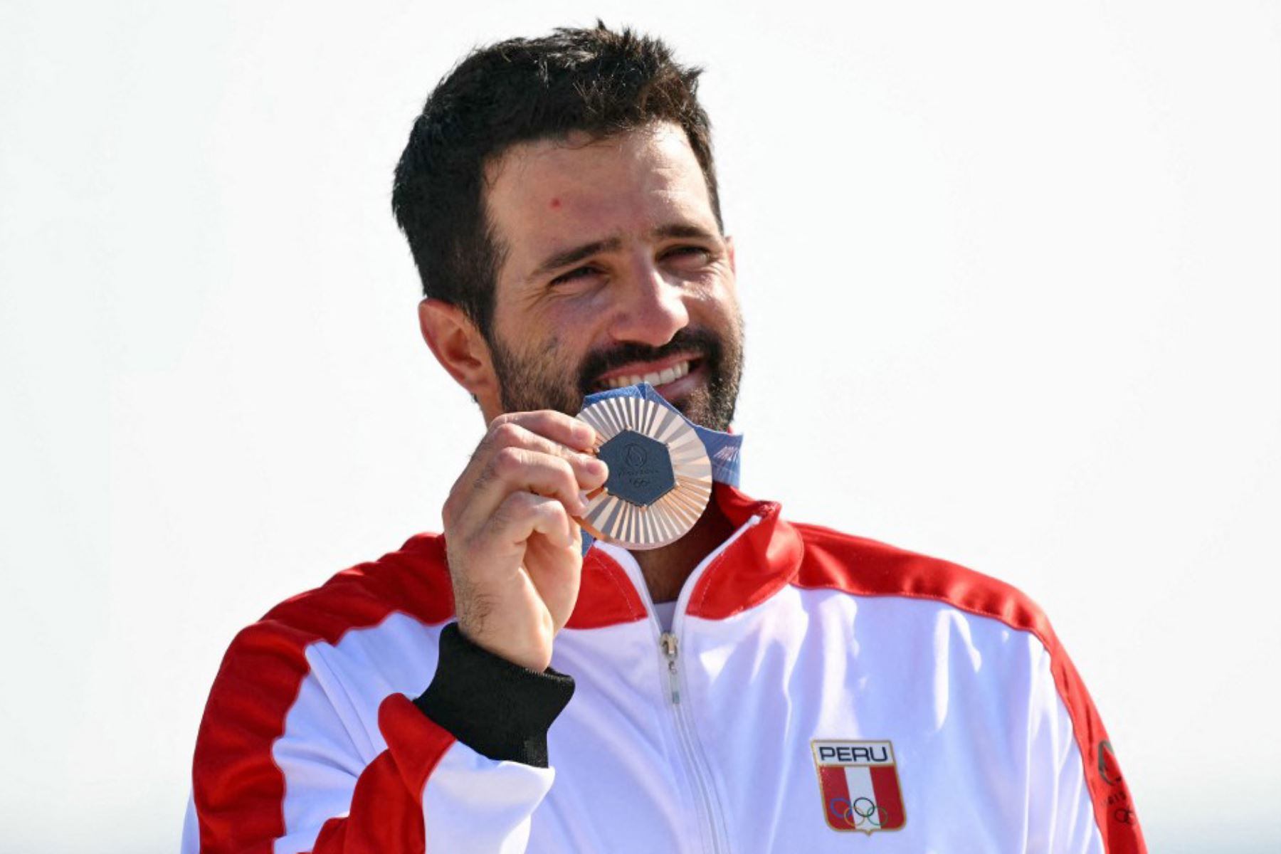 El medallista de bronce Stefano Peschiera de Perú durante la ceremonia de entrega de medallas del evento de vela ligera masculina de las competiciones de vela de los Juegos Olímpicos de París 2024, en el puerto deportivo de Marsella, Francia. Foto: AFP