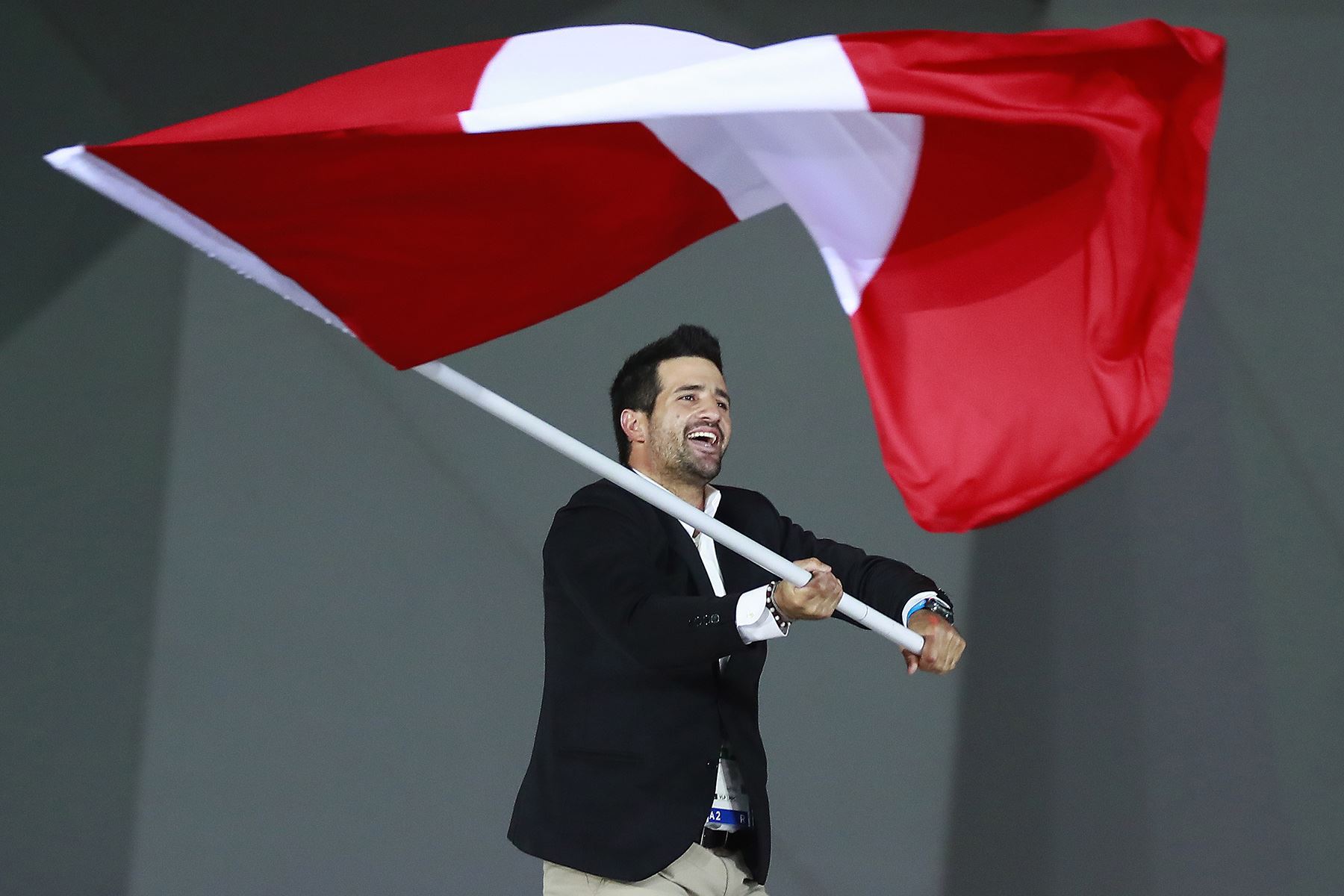 Lima,  26 de julio de 2019 - Stefano Peschiera del Perú ondea su bandera durante la ceremonia de inauguración de los Juegos Panamericanos Lima 2019 en el Estadio Nacional.  Foto: Legado Lima 2019