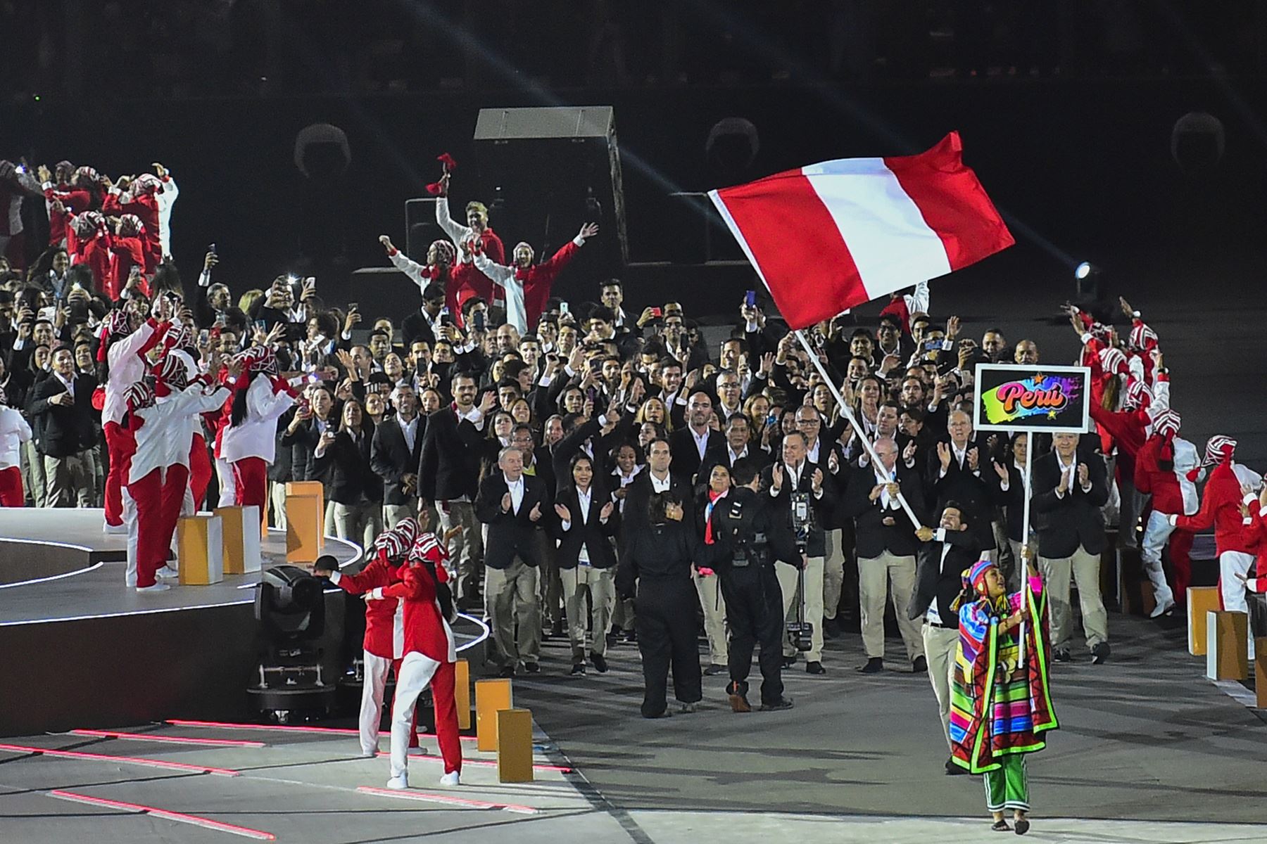 El abanderado del Perú, el regatista Stefano Peschiera, encabeza su delegación durante el desfile de las naciones de la ceremonia de inauguración de los Juegos Panamericanos Lima 2019 en el Estadio Nacional, el 26 de julio de 2019.  Foto: AFP