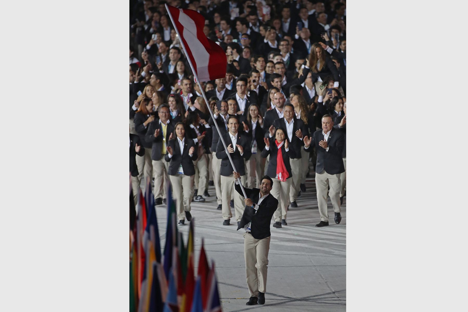 Lima - 26 julio 2019 / Stefano Peschiera lidera la delegación del Perú en la ceremonia de inauguración de los Juegos Panamericanos Lima 2019 en el estadio Nacional. Foto: EFE