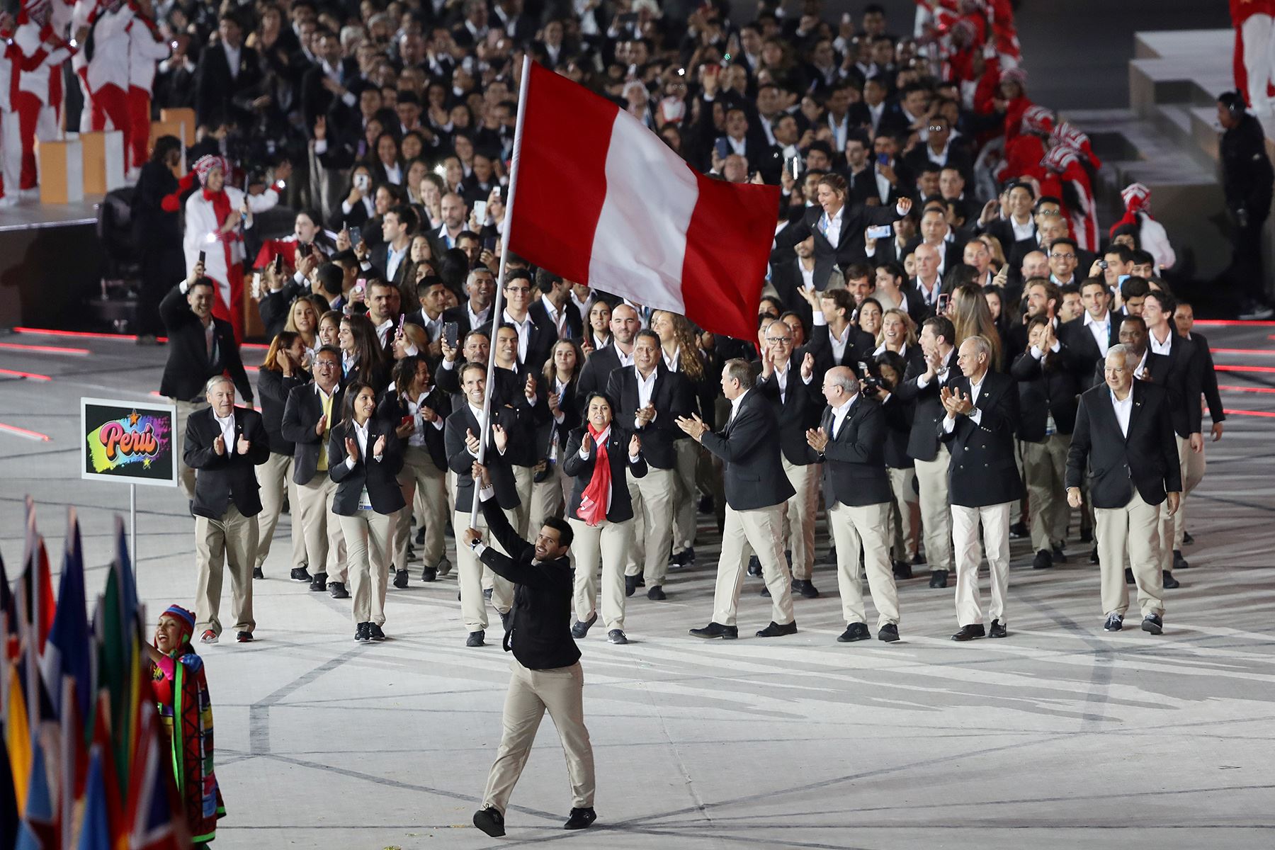 Lima,  26 de julio de 2019 - Stefano Peschiera del Perú ondea su bandera durante la ceremonia de inauguración de los Juegos Panamericanos Lima 2019 en el Estadio Nacional.  Foto: Legado Lima 2019