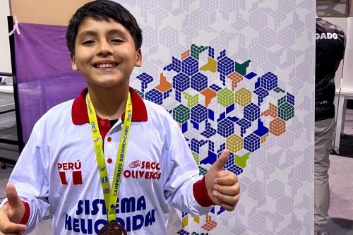 En la categoría 2x2x2, José tuvo que enfrentarse a jóvenes de entre 14 a 20 años, demostrando su increíble destreza y concentración, y fue el único peruano en ubicarse en el podio en la mencionada categoría. Foto: Cortesía