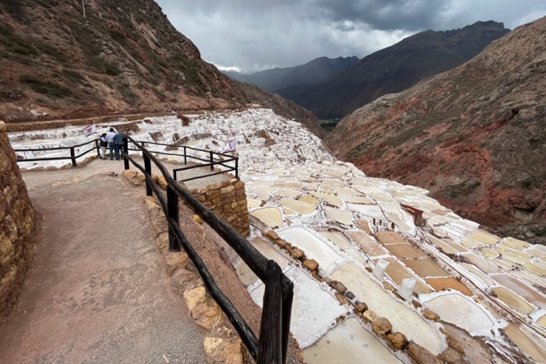 El proyecto contempla principalmente las medidas de seguridad, tanto en las vías de ingreso, desde un ramal de carretera afirmada y los caminos de ingreso al atractivo natural.