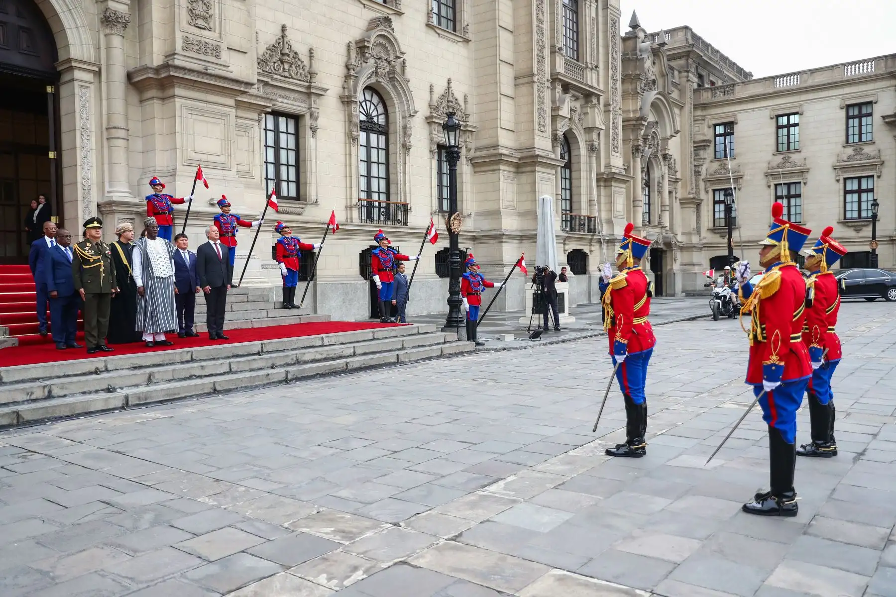 Desde Palacio de Gobierno se realizó la ceremonia de presentación de Cartas Credenciales de embajadores concurrentes de los países de Surinam, Angola, Zimbabue, Mongolia, Omán y Mali, que contó con la participación del canciller Javier González-Olaechea y de la presidenta Dina Boluarte. Foto: ANDINA/Presidencia
