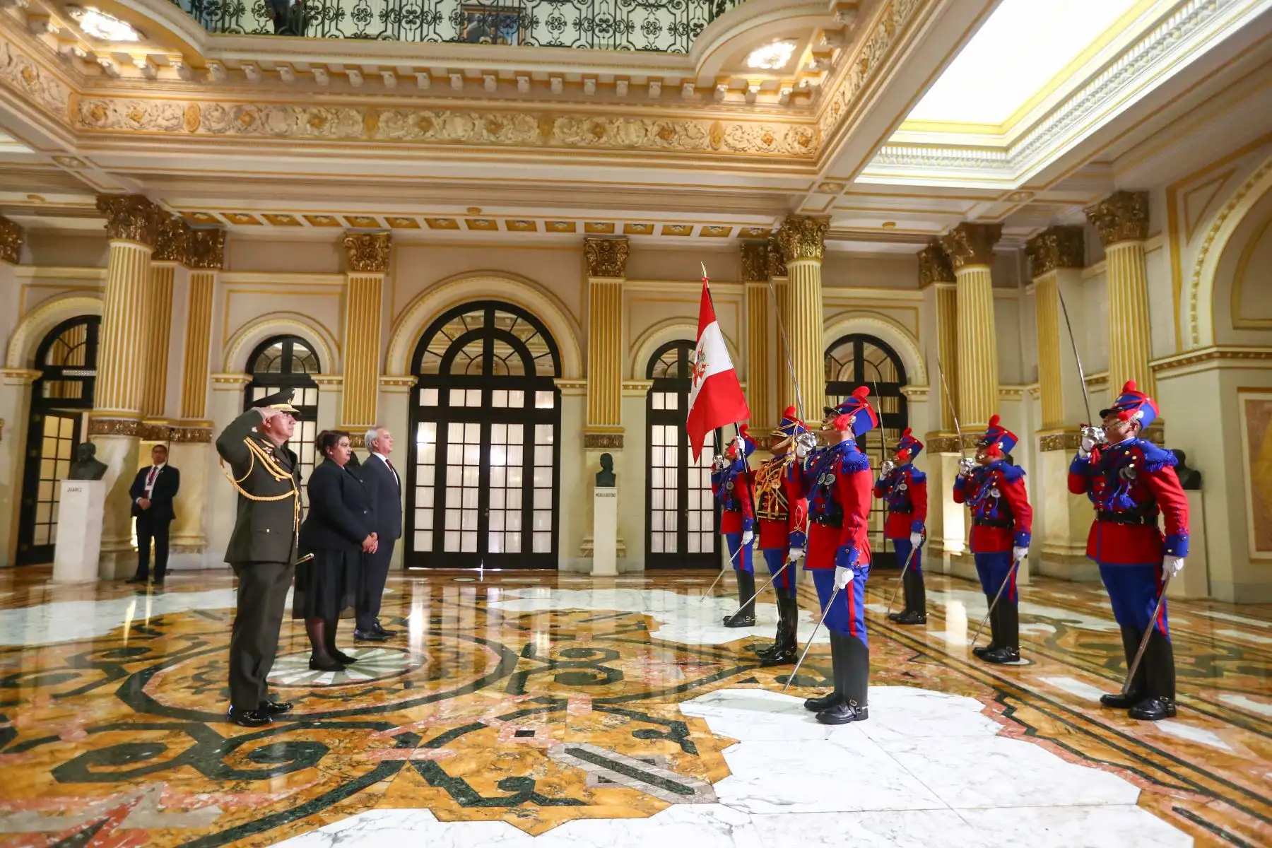 Desde Palacio de Gobierno se realizó la ceremonia de presentación de Cartas Credenciales de embajadores concurrentes de los países de Surinam, Angola, Zimbabue, Mongolia, Omán y Mali, que contó con la participación del canciller Javier González-Olaechea y de la presidenta Dina Boluarte. Foto: ANDINA/Presidencia