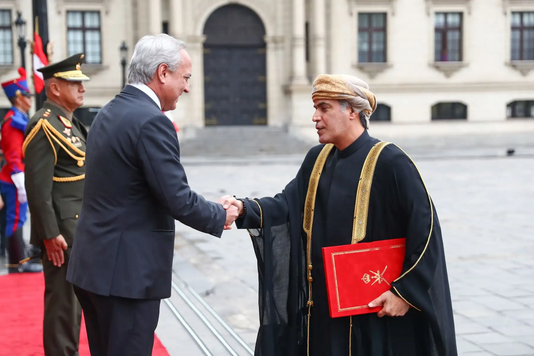 Desde Palacio de Gobierno se realizó la ceremonia de presentación de Cartas Credenciales de embajadores concurrentes de los países de Surinam, Angola, Zimbabue, Mongolia, Omán y Mali, que contó con la participación del canciller Javier González-Olaechea y de la presidenta Dina Boluarte. Foto: ANDINA/Presidencia