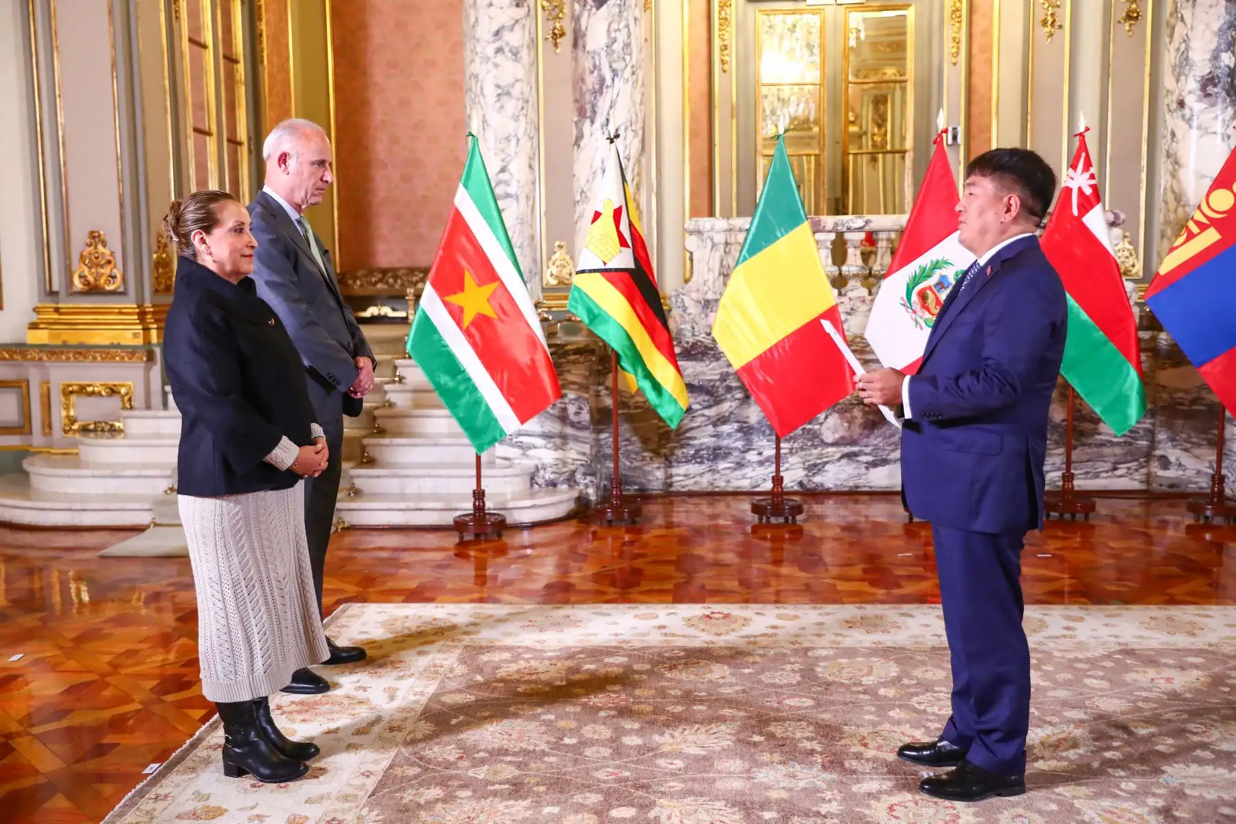 Desde Palacio de Gobierno se realizó la ceremonia de presentación de Cartas Credenciales de embajadores concurrentes de los países de Surinam, Angola, Zimbabue, Mongolia, Omán y Mali, que contó con la participación del canciller Javier González-Olaechea y de la presidenta Dina Boluarte. Foto: ANDINA/Presidencia