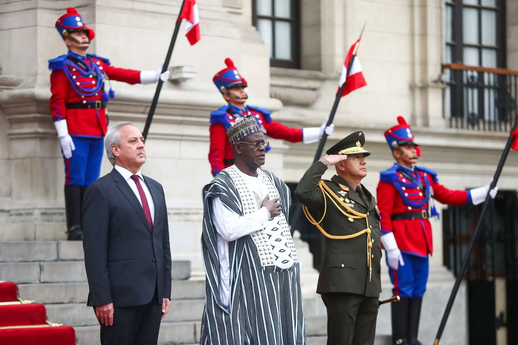 Desde Palacio de Gobierno se realizó la ceremonia de presentación de Cartas Credenciales de embajadores concurrentes de los países de Surinam, Angola, Zimbabue, Mongolia, Omán y Mali, que contó con la participación del canciller Javier González-Olaechea y de la presidenta Dina Boluarte. Foto: ANDINA/Presidencia