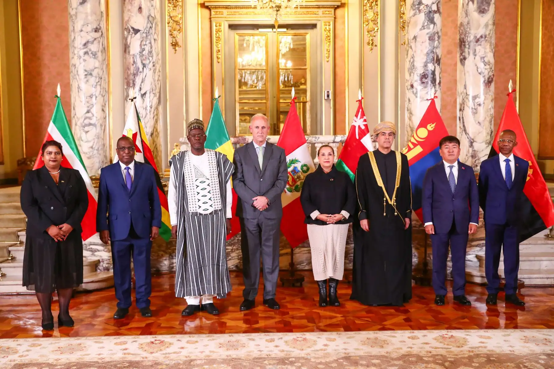 Desde Palacio de Gobierno se realizó la ceremonia de presentación de Cartas Credenciales de embajadores concurrentes de los países de Surinam, Angola, Zimbabue, Mongolia, Omán y Mali, que contó con la participación del canciller Javier González-Olaechea y de la presidenta Dina Boluarte. Foto: ANDINA/Presidencia
