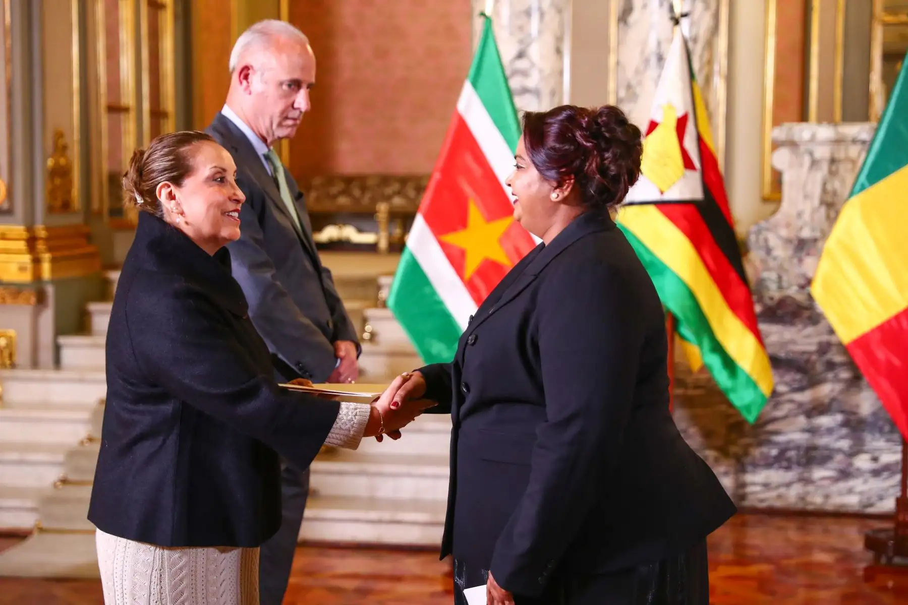Desde Palacio de Gobierno se realizó la ceremonia de presentación de Cartas Credenciales de embajadores concurrentes de los países de Surinam, Angola, Zimbabue, Mongolia, Omán y Mali, que contó con la participación del canciller Javier González-Olaechea y de la presidenta Dina Boluarte. Foto: ANDINA/Presidencia