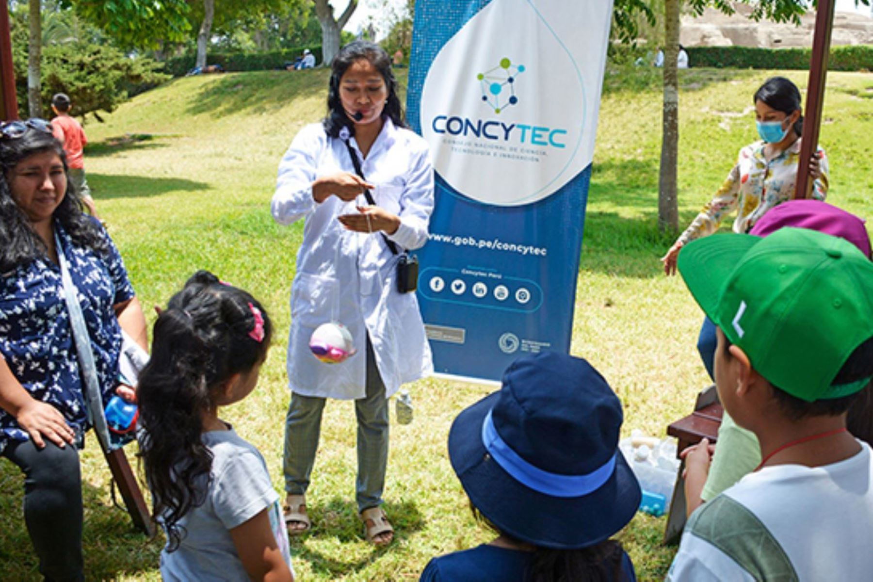 Los equipos ganadores en cada categoría serán anunciados en noviembre y serán premiados con un trofeo y diploma, un kit tecnológico y un tour gratuito a las instalaciones del Instituto de Radioastronomía en la Pontificia Universidad Católica del Perú. Foto: Andina.