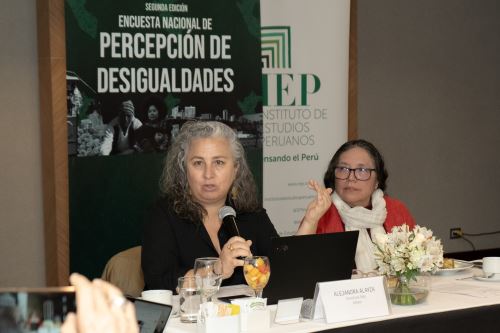 Alejandra Alayza, directora país de Oxfam y Patricia Zárate, jefa de Estudios de Opinión del IEP presentaron los resultados del Enade 2024. ANDINA/ Oxfam.