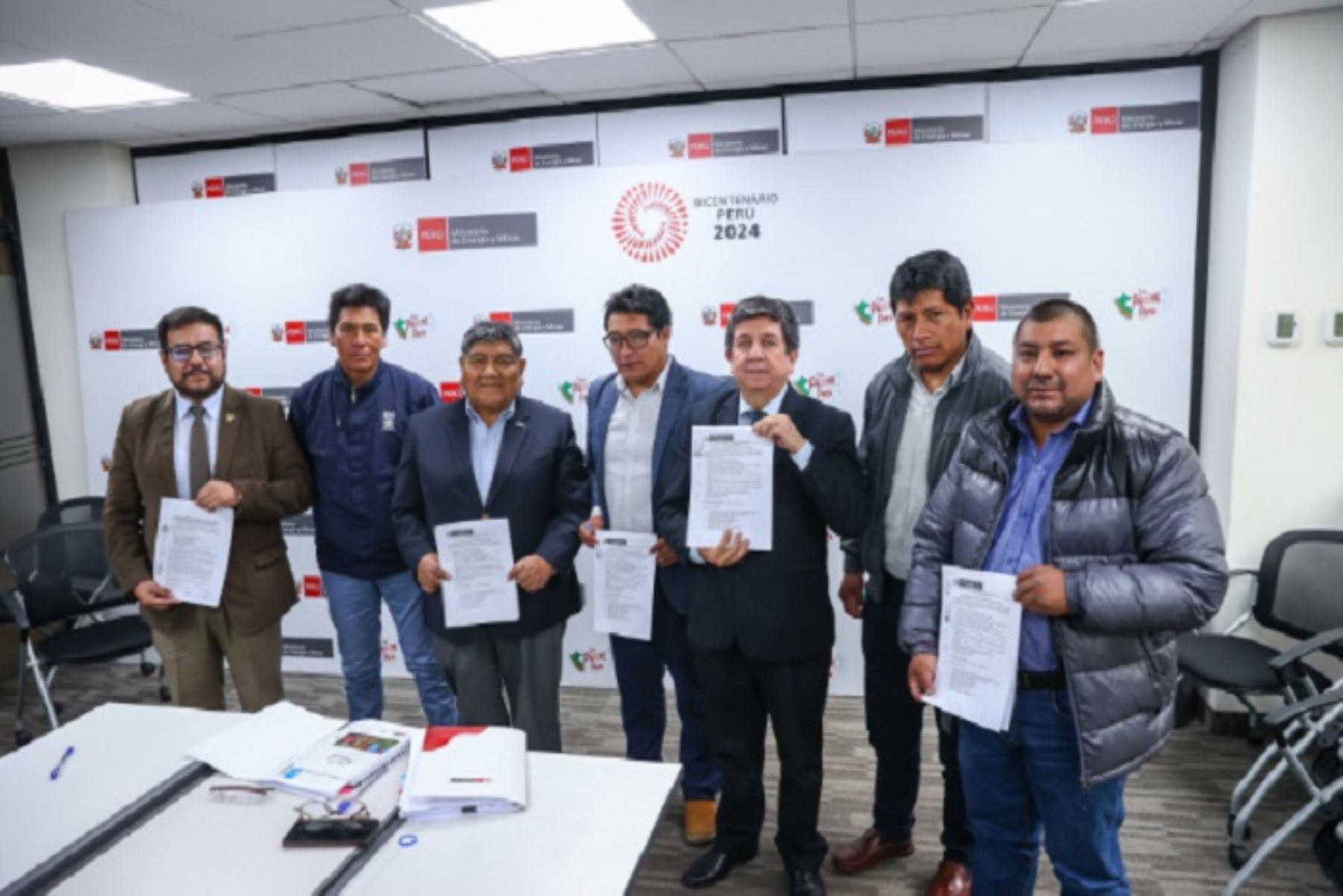 Durante la reunión, realizada en la sede del Minem, los participantes también acordaron que habrá un financiamiento de S/ 1.6 millones requeridos para la realización del proyecto del Programa Especial del Lago Titicaca (PELT)