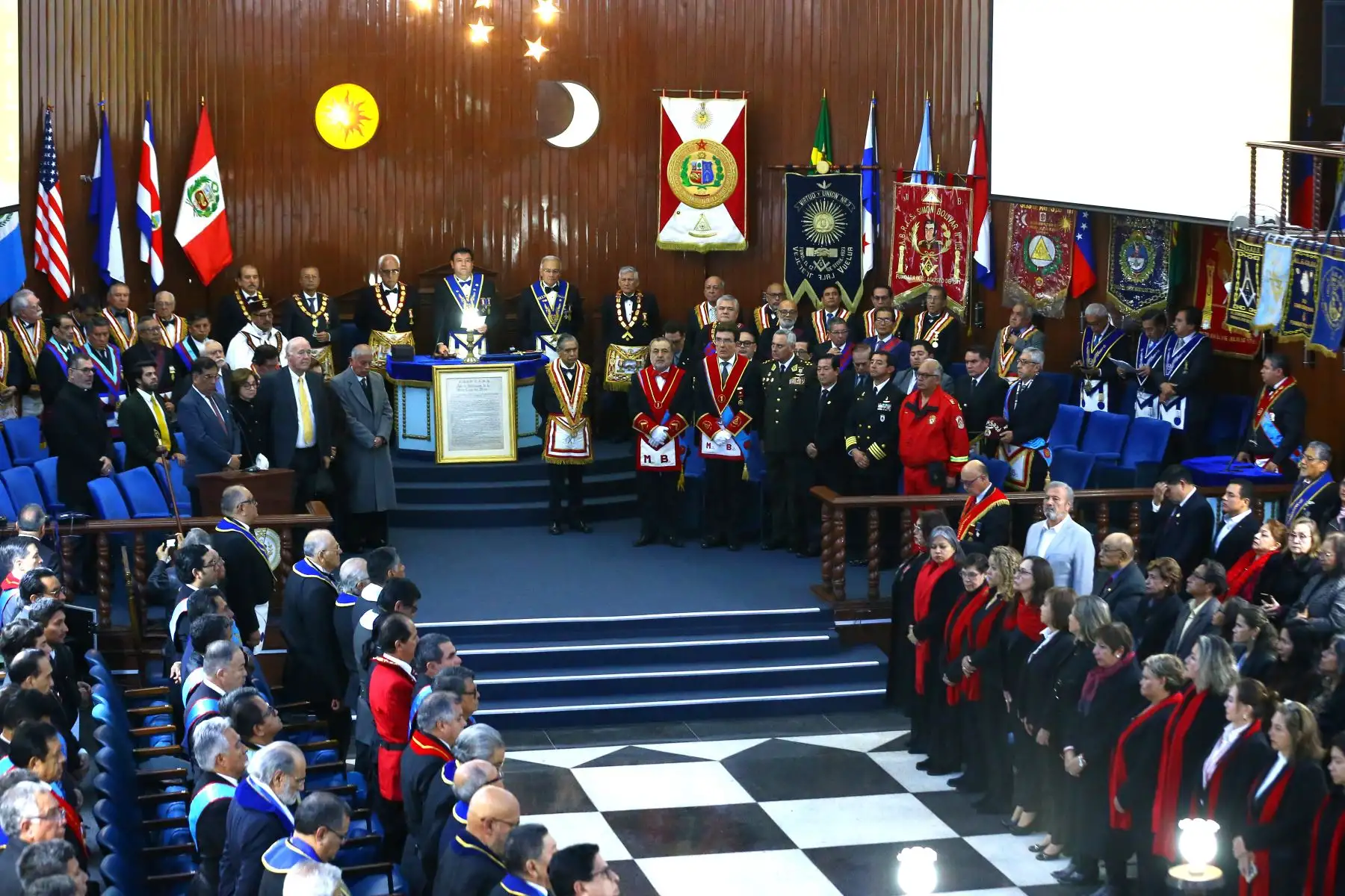 En conmemoración al Bicentenario de la Batalla de Junín , se realizó la Gran Tenida Blanca en el gran Temp  Miguel Grau Seminario de la Logia del Perú - Masones del Perú. 
Foto: ANDINA/Eddy Ramos