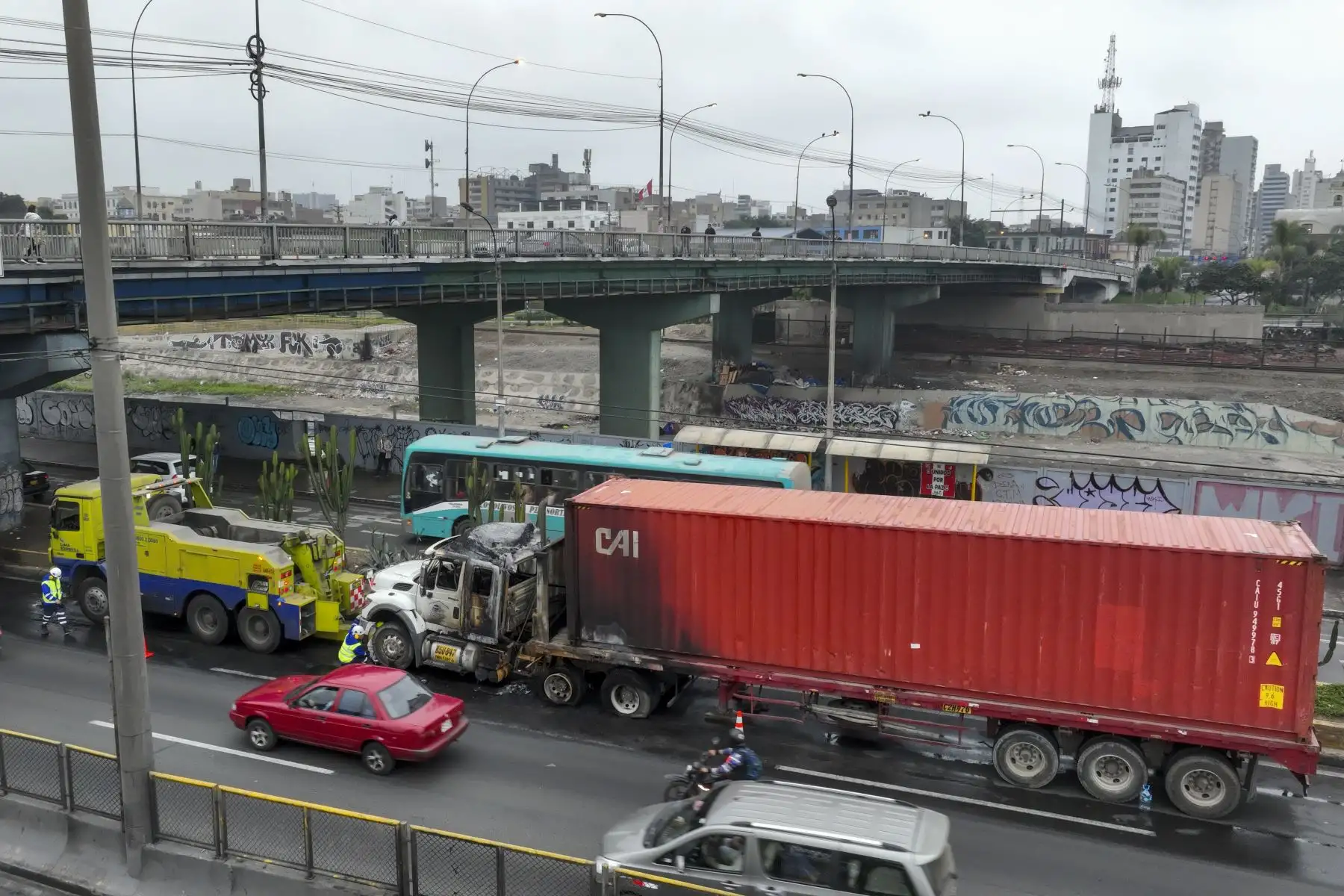 Una gran congestión vehicular se registró esta mañana en la vía de evitamiento, a la altura del puente Santa Rosa en el distrito del Rímac, con dirección de norte a sur, tras incendiarse un camión container.

Foto:ANDINA/Juan Carlos Guzmán Negrini