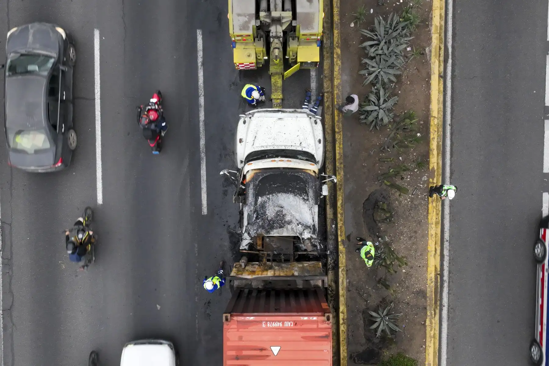 Una gran congestión vehicular se registró esta mañana en la vía de evitamiento, a la altura del puente Santa Rosa en el distrito del Rímac, con dirección de norte a sur, tras incendiarse un camión container.

Foto:ANDINA/Juan Carlos Guzmán Negrini