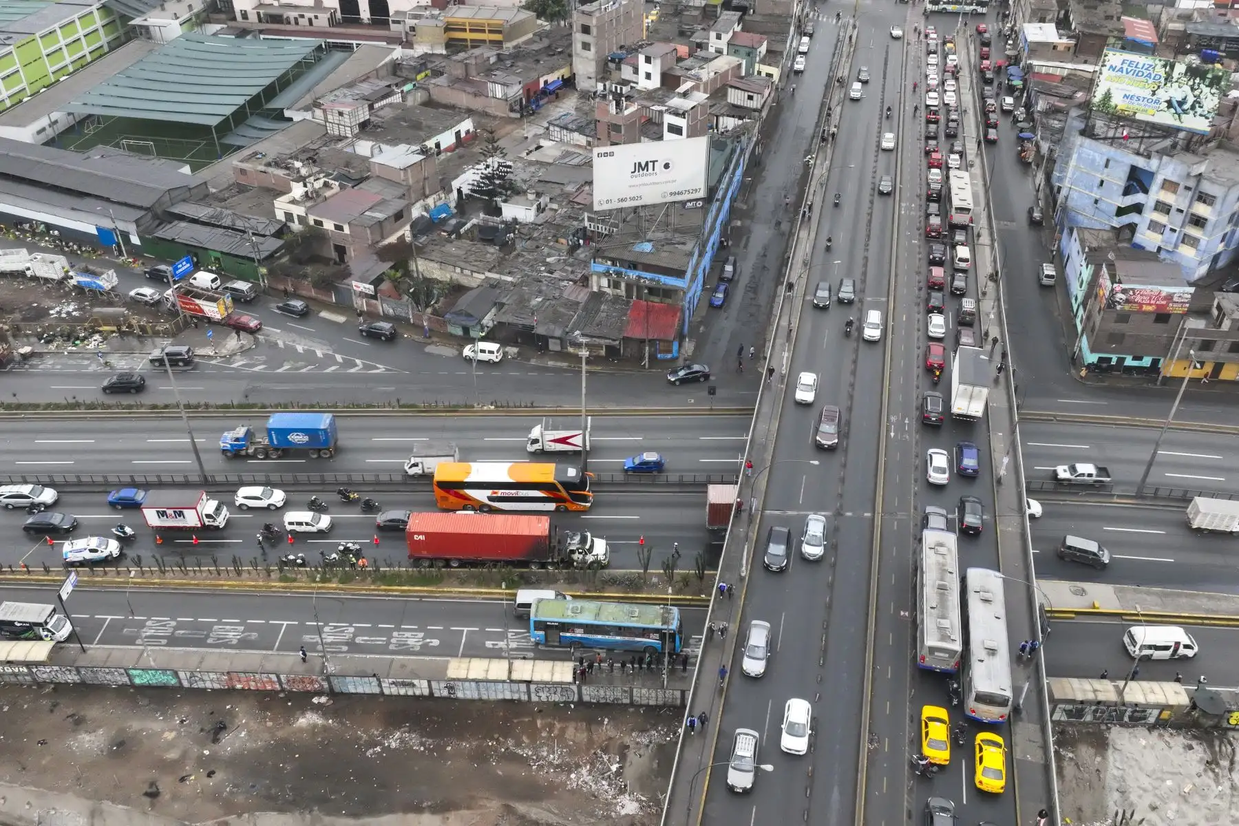 Una gran congestión vehicular se registró esta mañana en la vía de evitamiento, a la altura del puente Santa Rosa en el distrito del Rímac, con dirección de norte a sur, tras incendiarse un camión container.

Foto:ANDINA/Juan Carlos Guzmán Negrini