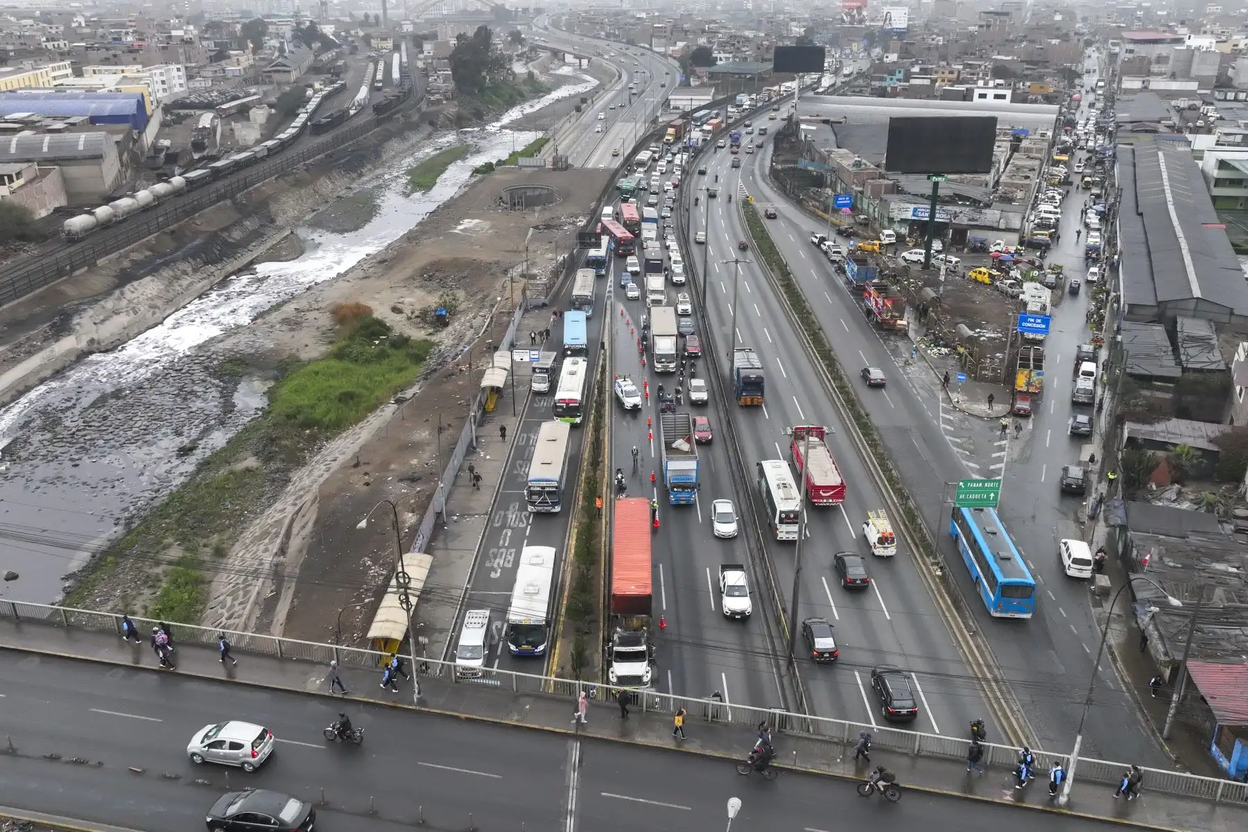 Una gran congestión vehicular se registró esta mañana en la vía de evitamiento, a la altura del puente Santa Rosa en el distrito del Rímac, con dirección de norte a sur, tras incendiarse un camión container.

Foto:ANDINA/Juan Carlos Guzmán Negrini