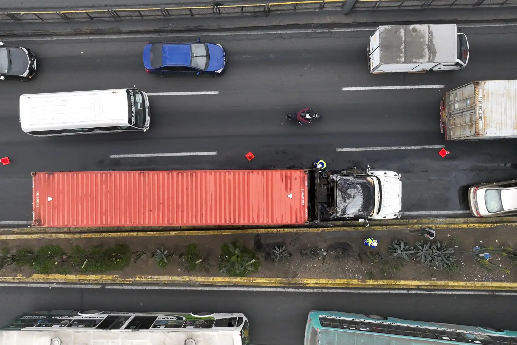 Una gran congestión vehicular se registró esta mañana en la vía de evitamiento, a la altura del puente Santa Rosa en el distrito del Rímac, con dirección de norte a sur, tras incendiarse un camión container.

Foto:ANDINA/Juan Carlos Guzmán Negrini