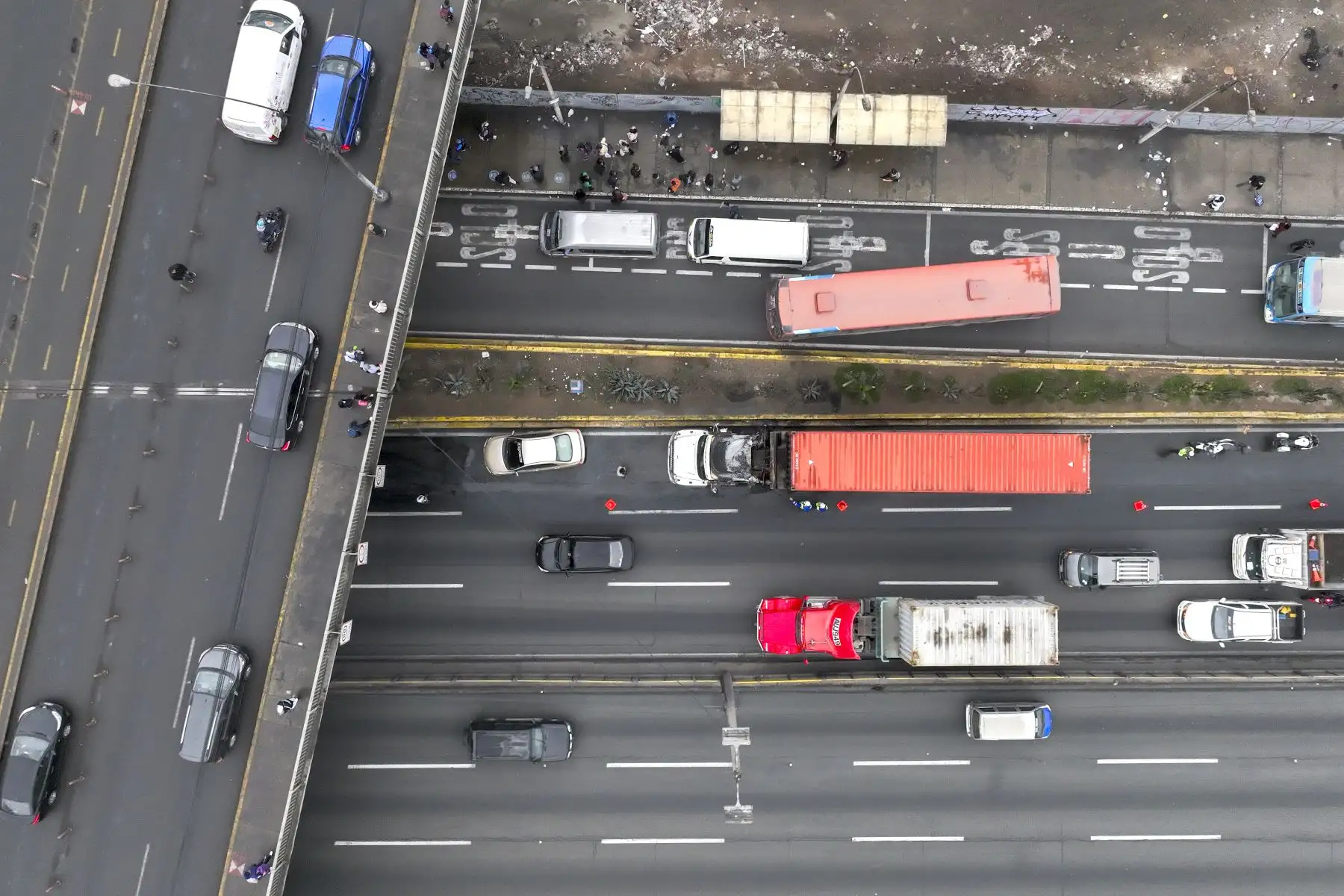 Una gran congestión vehicular se registró esta mañana en la vía de evitamiento, a la altura del puente Santa Rosa en el distrito del Rímac, con dirección de norte a sur, tras incendiarse un camión container.

Foto:ANDINA/Juan Carlos Guzmán Negrini