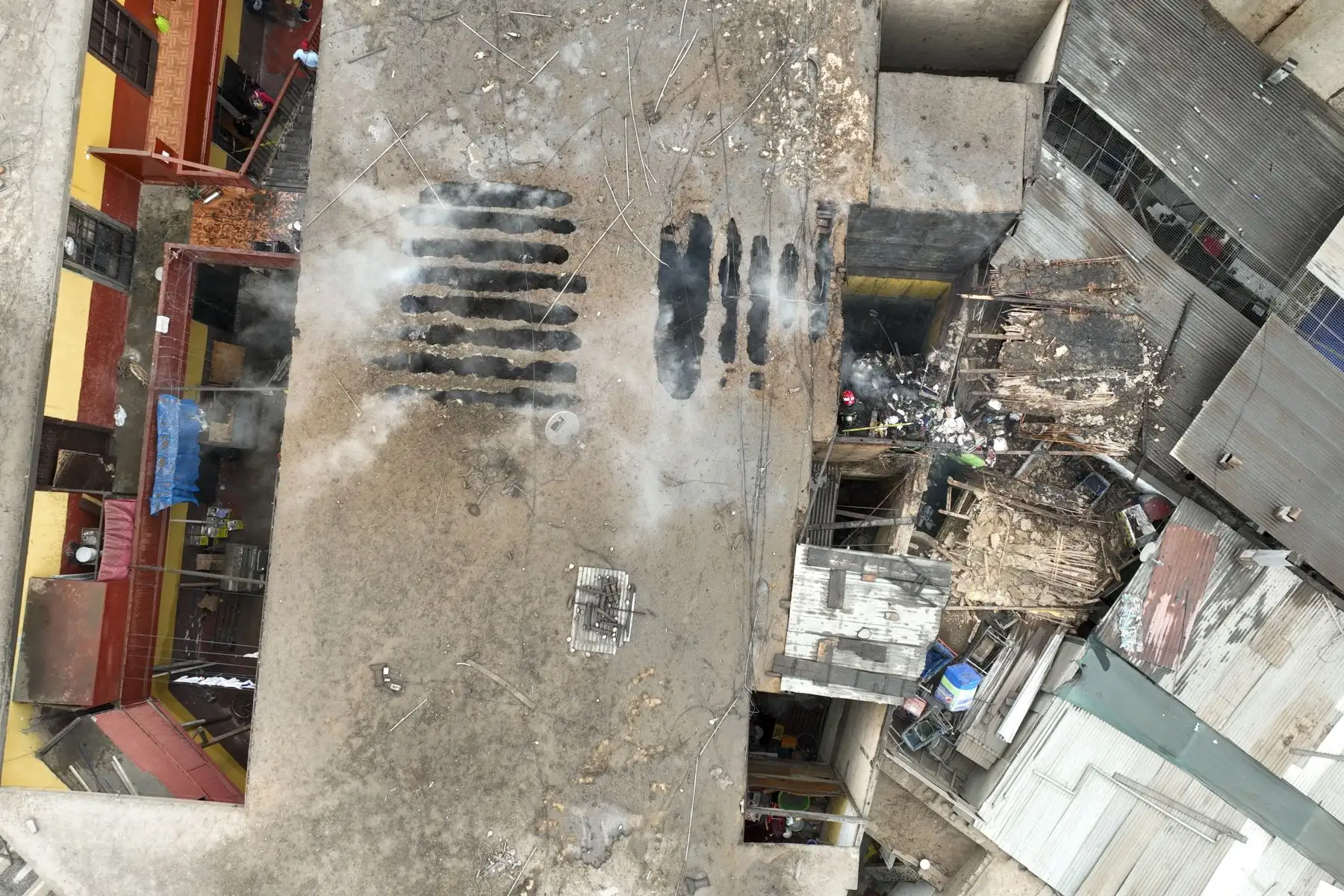 Incendio en el centro de Lima: bomberos confinan siniestro en Jirón Leticia.

Foto: ANDINA/Juan Carlos Guzmán Negrini
