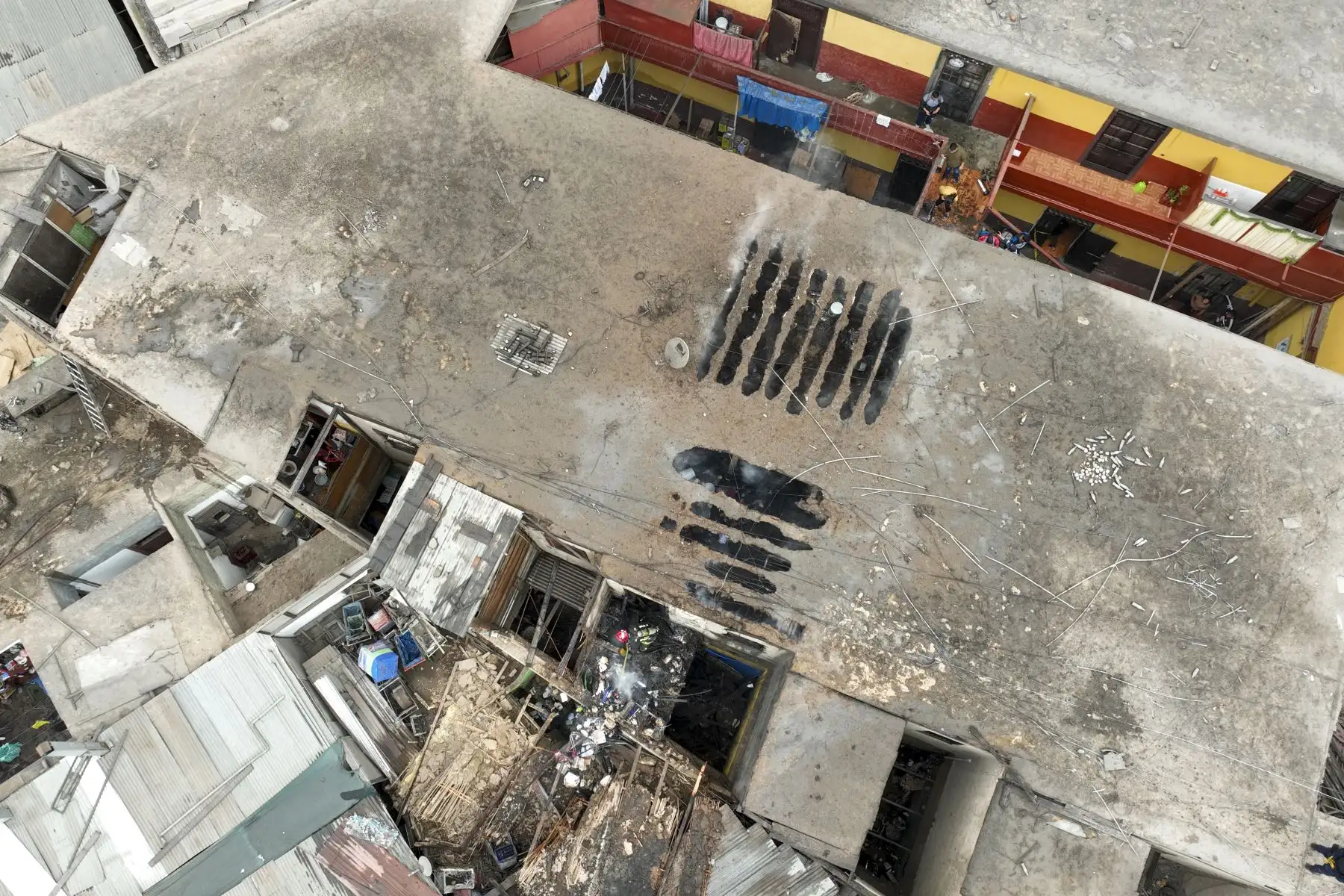 Incendio en el centro de Lima: bomberos confinan siniestro en Jirón Leticia.

Foto: ANDINA/Juan Carlos Guzmán Negrini