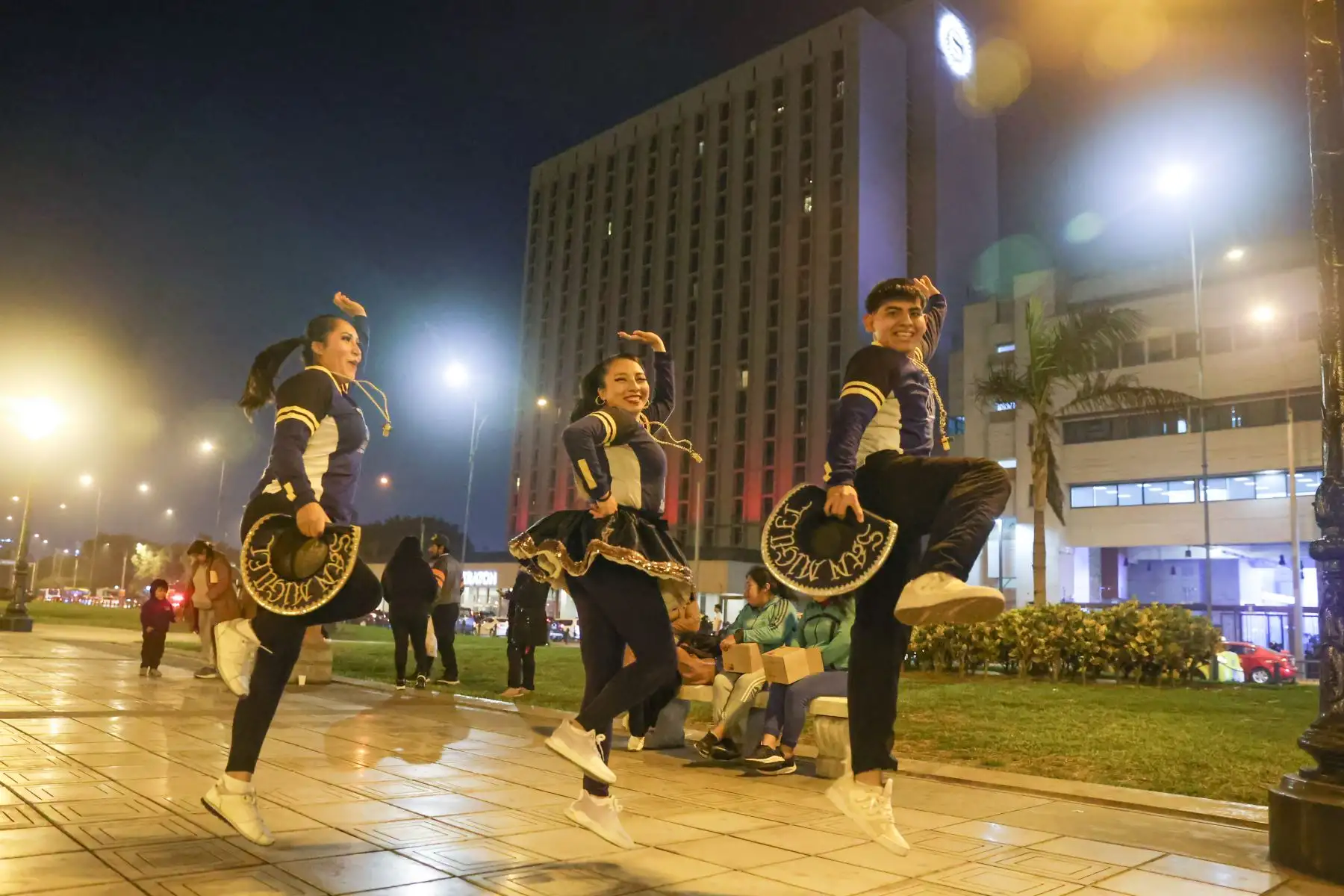 En el corazón de la capital, la alegría se desborda. Con pasos acrobáticos, danzas con energía y coquetos movimientos decenas de jóvenes de diversas zonas de Lima, se han apoderado de la Alameda del Paseo de los Héroes Navales, frente al Palacio de Justicia. Foto: ANDINA/Melina Mejía