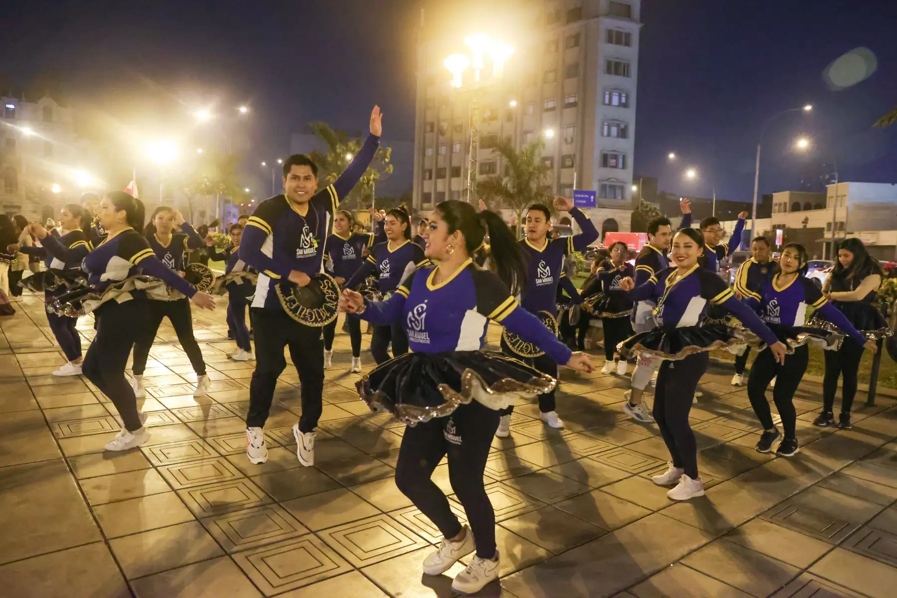 En medio de la húmeda noche limeña se ejecutan las danzas con matracas, cascabeles y pitillos al compás de la música. Foto: ANDINA/Melina Mejía