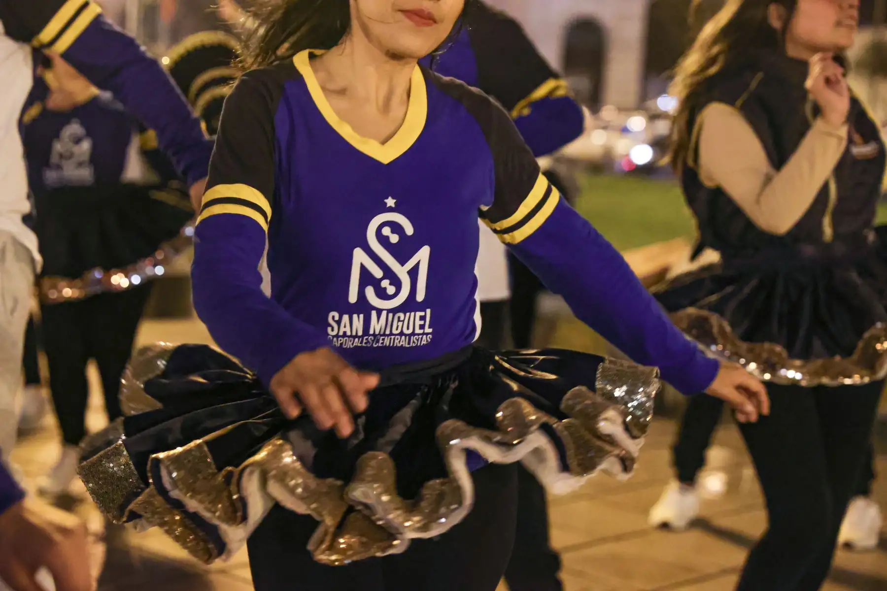 Casi todos los días de la semana ya resulta familiar ver a jóvenes que integran cuadrillas de danzas de saya, caporales, tuntuna y otros bailes de nuestro variopinto Perú. Foto: ANDINA/Melina Mejía