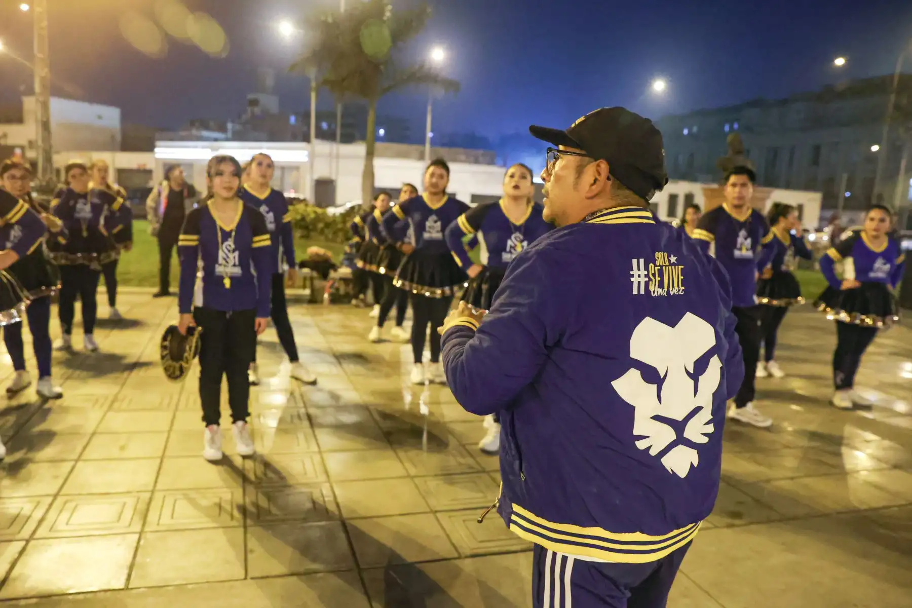 La gran mayoría de los danzantes que desafían el frío limeño, pertenecen a una asociación, elenco y taller. Algunos espontáneos bailan por su cuenta, contagiados por este movimiento músical que forma parte de la coreografía de la ciudad. Foto: ANDINA/Melina Mejía