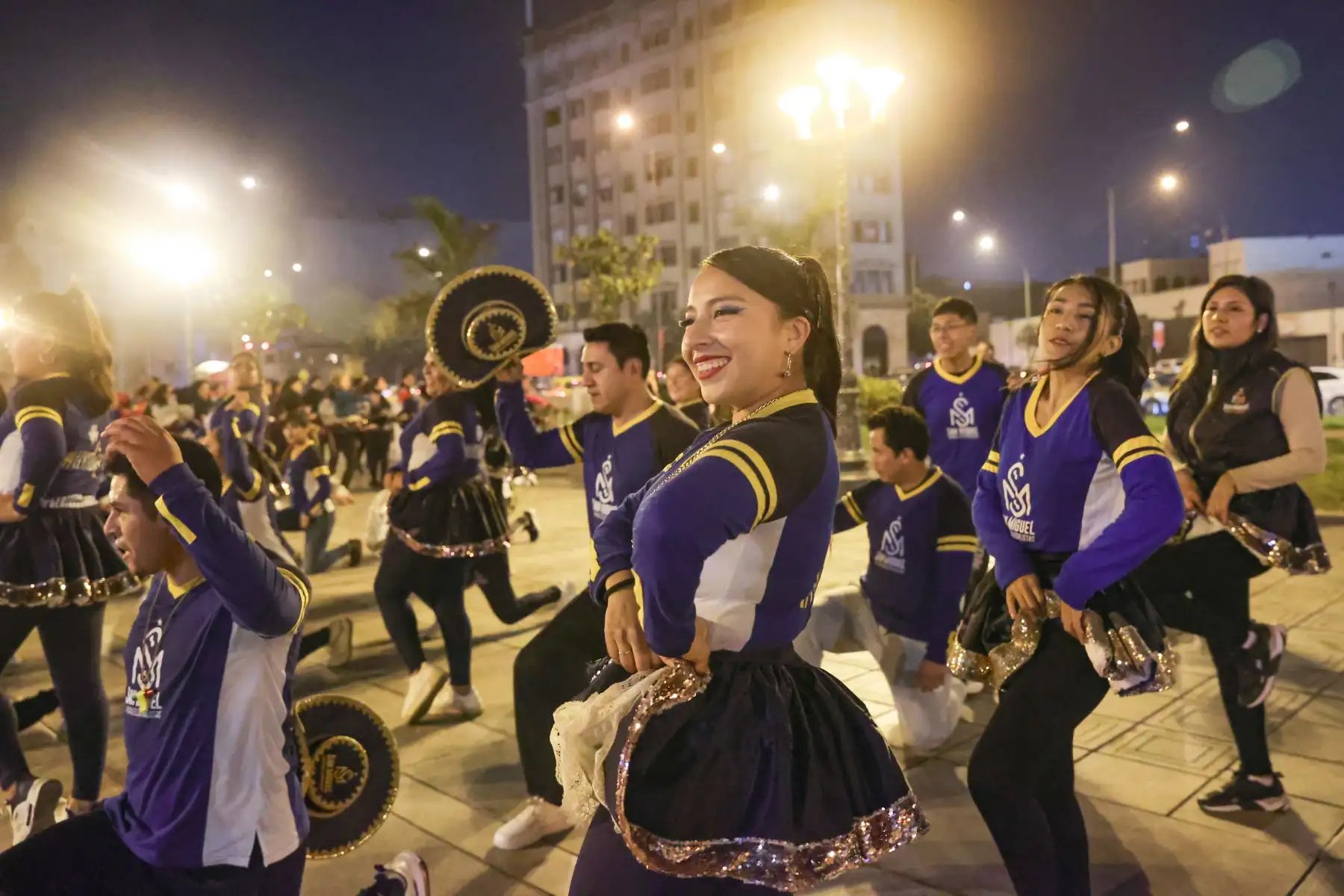 La Alameda del Paseo de los Héroes Navales congrega a bailarines de diversas danzas. Los Caporales centralistas San Miguel es uno de los tantos grupos de danza que adornan la ciudad. Foto: ANDINA/Melina Mejía