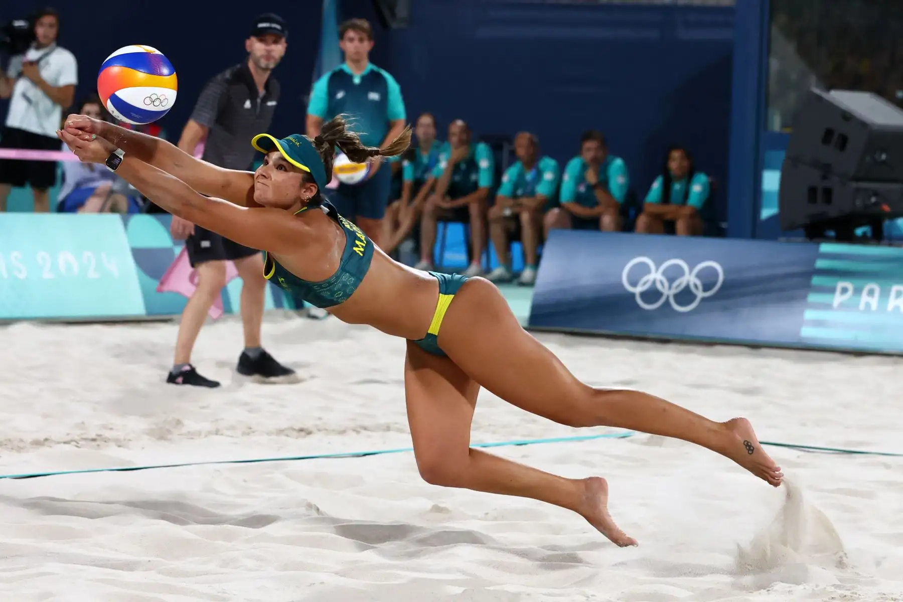 Mariafe Artacho del Solar de Australia en acción durante el partido de Semifinales Femenino entre Brasil y Australia en las competiciones de Voleibol de Playa de los Juegos Olímpicos de París 2024, en la Torre Eiffel de París, Francia. Foto: EFE