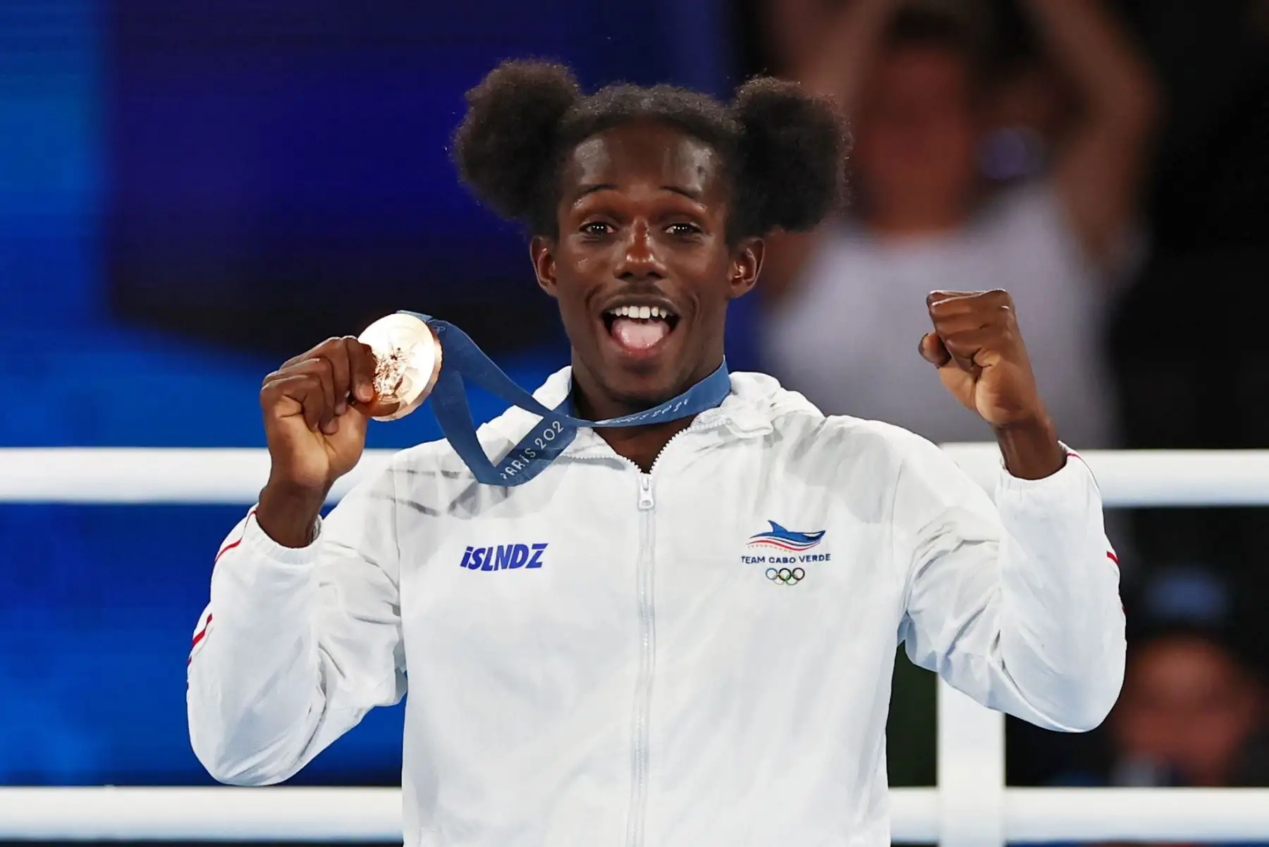 El medallista de bronce David de Pina de Cabo Verde posa en el podio durante la ceremonia de entrega de medallas para los combates masculinos de 51 kg de las competiciones de boxeo en los Juegos Olímpicos de París 2024, en Roland Garros en París, Francia. Foto: EFE