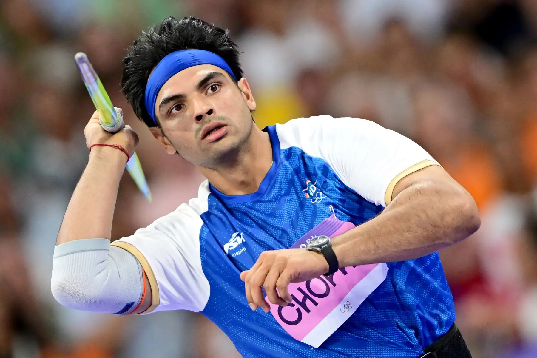 Neeraj Chopra de La India compite en el evento final de lanzamiento de jabalina masculino de las competiciones de atletismo de los Juegos Olímpicos de París 2024, en el estadio Stade de France en Saint Denis, Francia. Foto: EFE