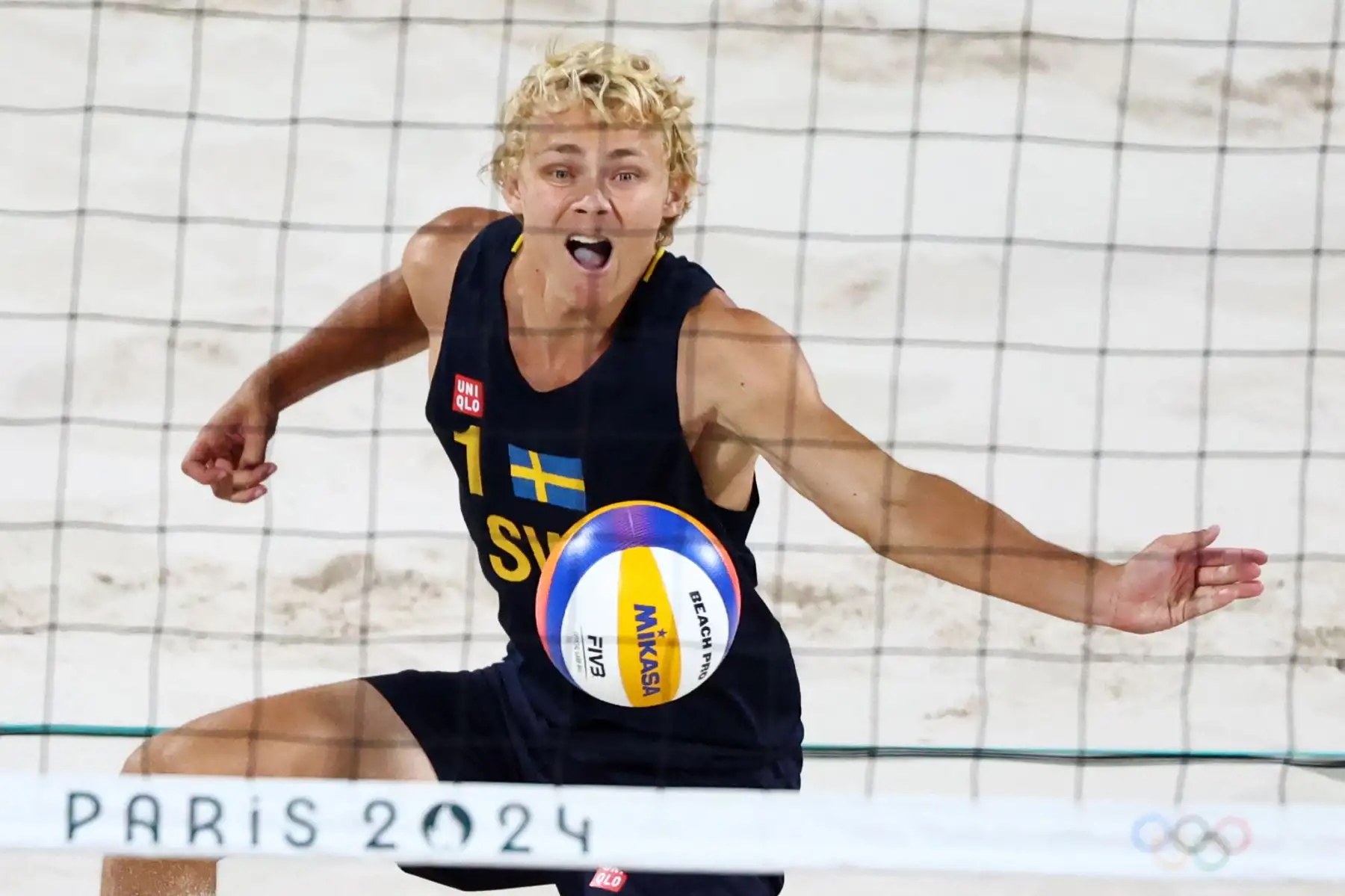 David Ahman de Suecia en acción durante el partido de semifinales masculino entre Qatar y Suecia en las competiciones de voleibol de playa de los Juegos Olímpicos de París 2024, en la Torre Eiffel de París, Francia. Foto: EFE