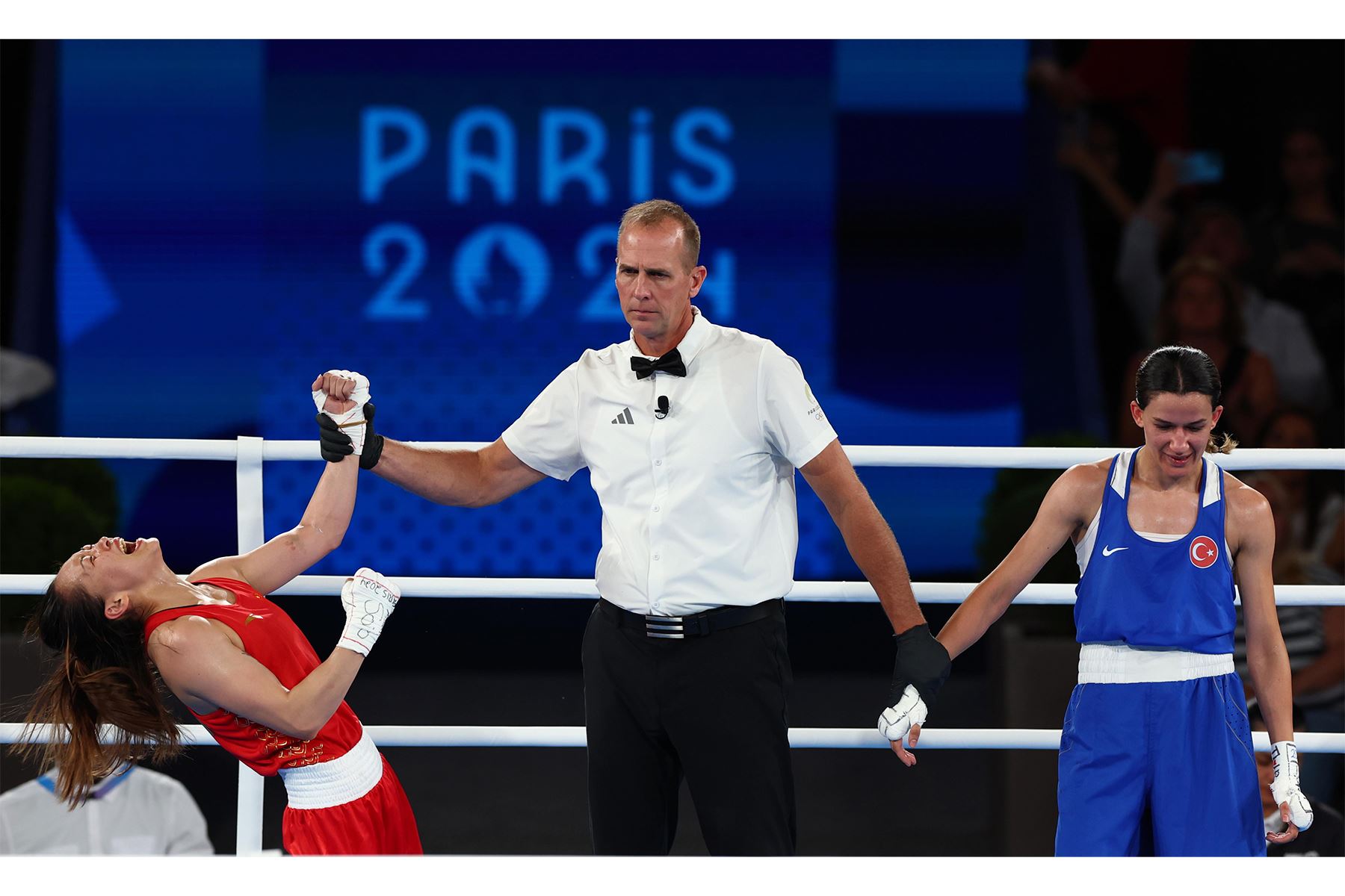 Yuan Chang de China (rojo) es declarada ganadora sobre Hatice Akbas de Turquía (azul) en su combate final femenino de 54 kg de las competiciones de boxeo en los Juegos Olímpicos de París 2024, en Roland Garros en París. Foto: EFE