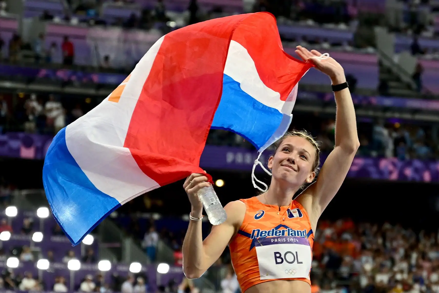 Femke Bol de Países Bajos celebra tras quedar tercera en la final de 400 m vallas femenina de las competiciones de atletismo de los Juegos Olímpicos de París 2024, en el estadio Stade de France de Saint Denis, Francia. Foto: EFE