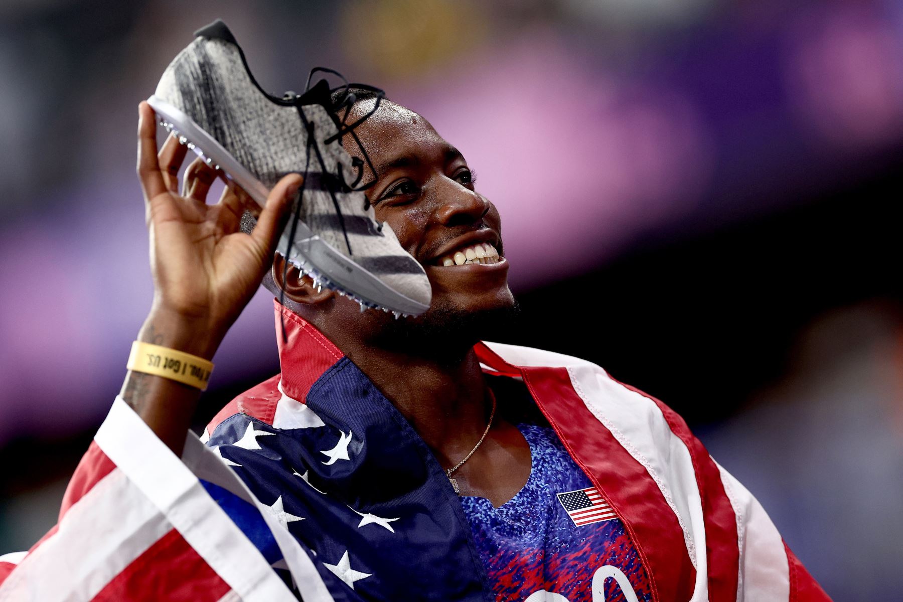 Grant Holloway de EE.UU. celebra tras ganar la final masculina de 110 m vallas de las competiciones de atletismo de los Juegos Olímpicos de París 2024, en el estadio Stade de France de Saint Denis, Francia. Foto: EFE