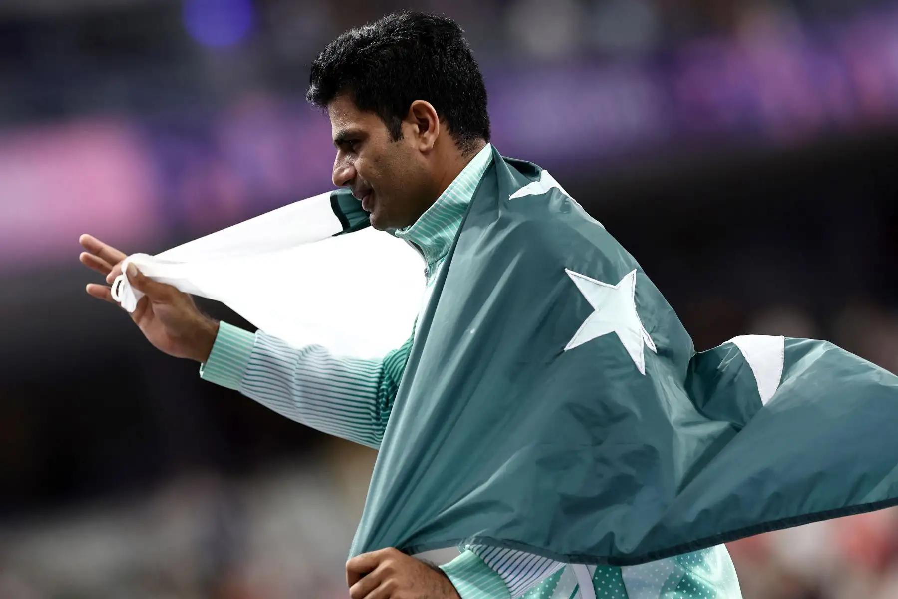 Arshad Nadeem de Pakistán celebra después de ganar la final de lanzamiento de jabalina masculino de las competiciones de atletismo de los Juegos Olímpicos de París 2024, en el estadio Stade de France en Saint Denis, Francia. Foto: EFE