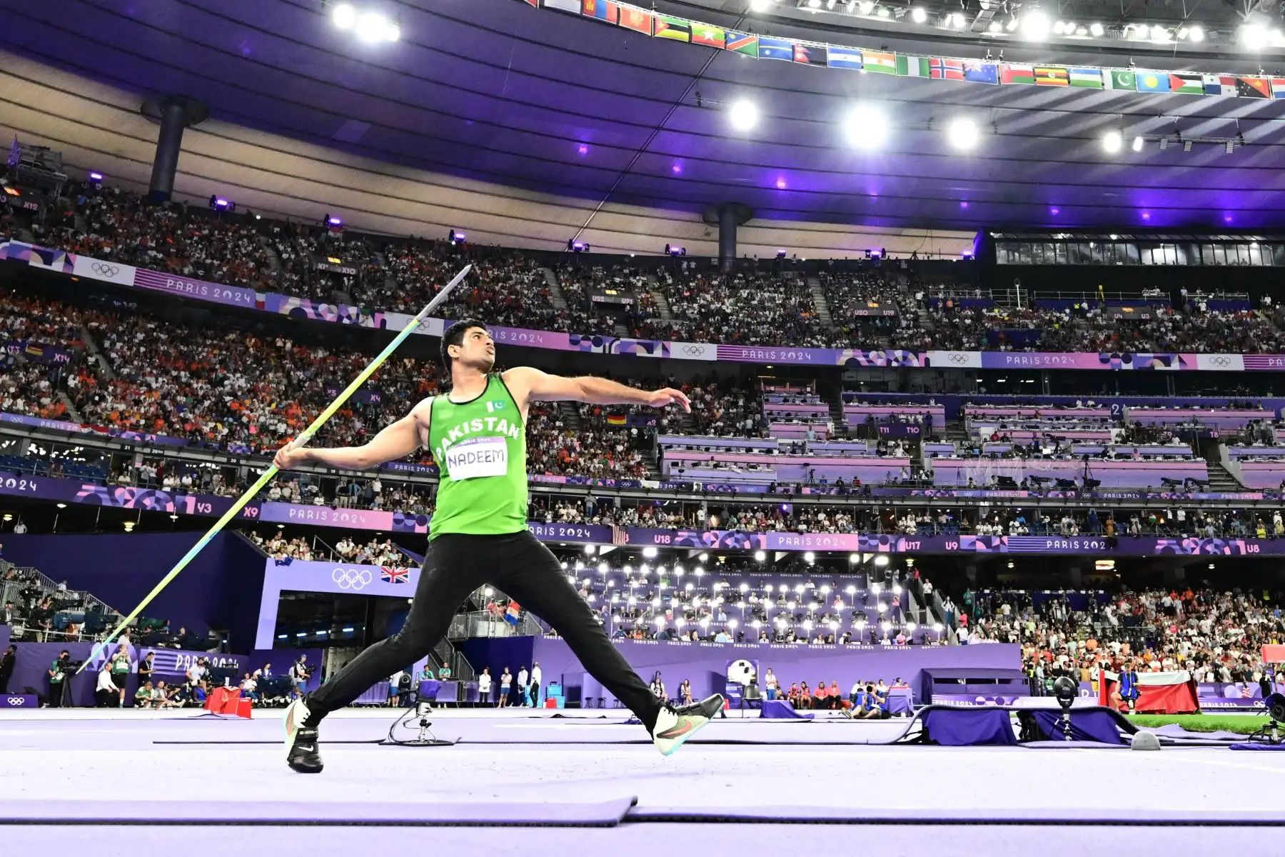Arshad Nadeem de Pakistán compite en la final de lanzamiento de jabalina masculino de las competiciones de atletismo de los Juegos Olímpicos de París 2024, en el estadio Stade de France en Saint Denis, Francia. Foto: EFE