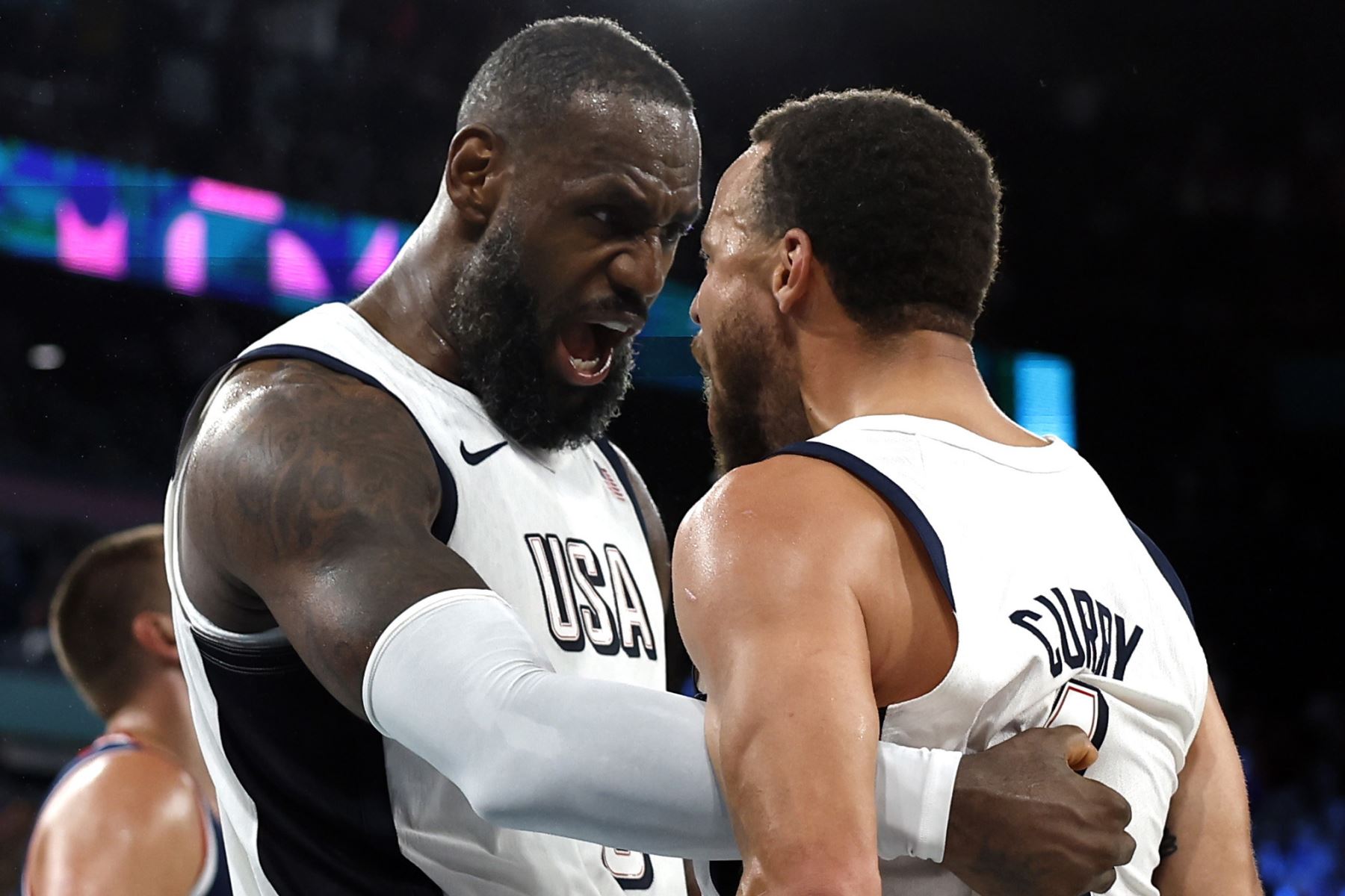 Lebron James y Stephen Curry de EE.UU. celebran ganar la semifinal masculina entre EE.UU. y Serbia en las competiciones de baloncesto de los Juegos Olímpicos de París 2024, en el South Paris Arena de Francia. Foto: EFE