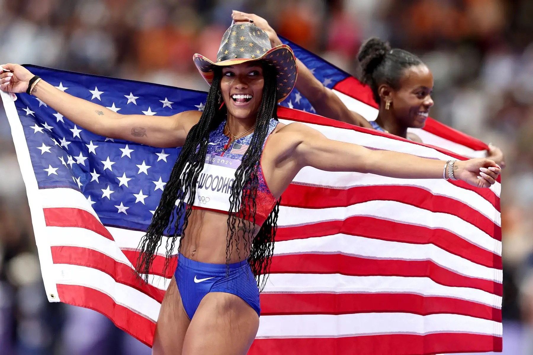 La ganadora Tara Davis-Woodhall de EE.UU. celebra después de la final de salto de longitud femenino de las competiciones de atletismo de los Juegos Olímpicos de París 2024, en el estadio Stade de France en Saint Denis, Francia. Foto: EFE