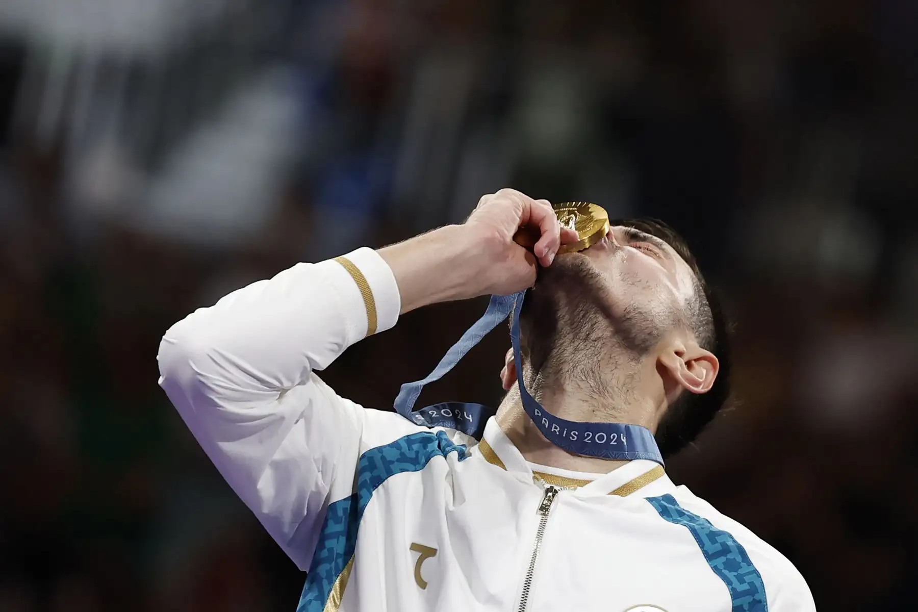 El medallista de oro Ulugbek Rashitov de Uzbekistán celebra en el podio durante la ceremonia de premiación de la categoría masculina de 68 kg de las competiciones de Taekwondo en los Juegos Olímpicos de París 2024, en el Grand Palais de París, Francia. Foto: EFE