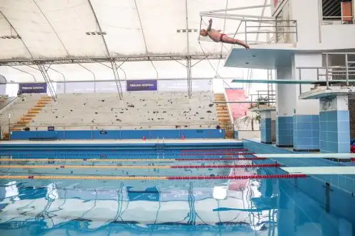 Jorge Zegarra, también conocido como “Masa”, es un clavadista peruano de 71 años que lleva el nombre del Perú en lo alto tras obtener tres medallas de oro en el Campeonato Panamericano Máster de Deportes Acuáticos 2024. Ha sido campeón mundial de natación máster 2023 y próximamente competirá en Singapur. Foto: ANDINA/ Connie Calderon