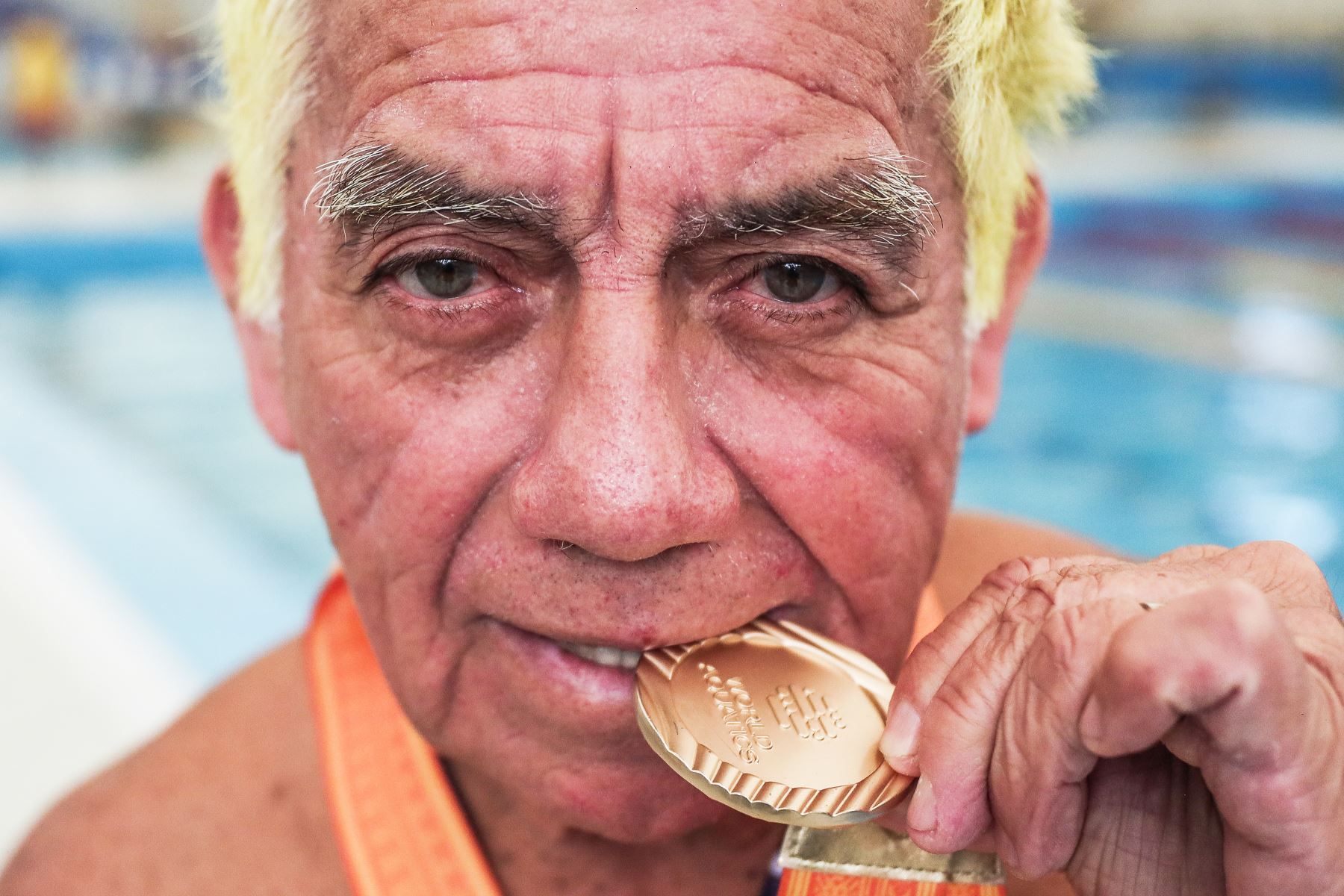 Jorge "Masa" Zegarra, clavadista peruano de 71 años que lleva el nombre del Perú en lo alto tras obtener tres medallas de oro en el Campeonato Panamericano Máster de Deportes Acuáticos 2024. Ha sido campeón mundial de natación máster 2023 y próximamente competirá en Singapur. Foto: ANDINA/ Connie Calderon