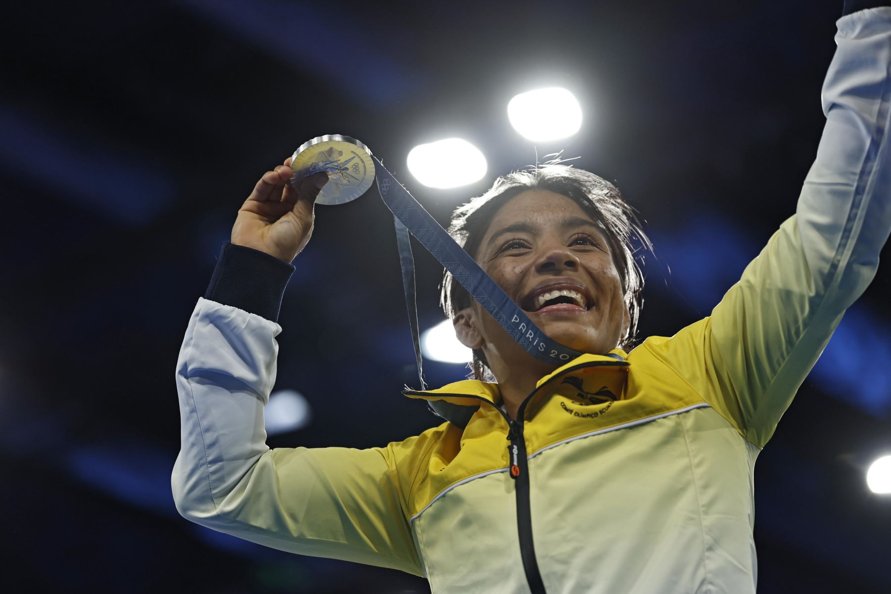 La medallista de plata Lucía Yamileth Yepez Guzmán de Ecuador posa después del podio de las competencias de lucha libre femenina 53 kg de los Juegos Olímpicos de París 2024, en el estadio Champs de Mars de París, Francia. Foto: EFE