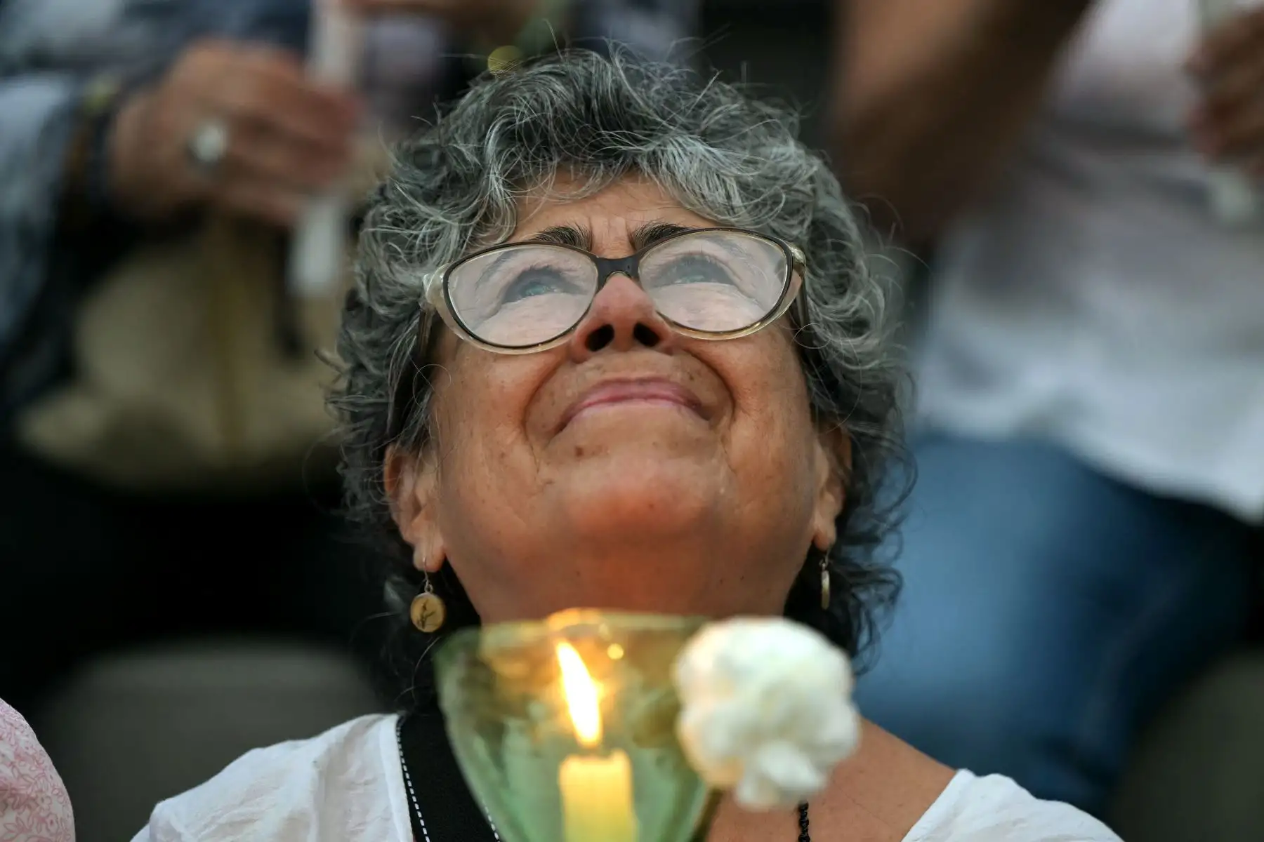 Una mujer sostiene una vela durante una vigilia convocada por la oposición política en Caracas, Venezuela, exigiendo la libertad de los presos políticos arrestados durante las protestas tras la impugnada reelección del presidente Nicolás Maduro. Foto: AFP