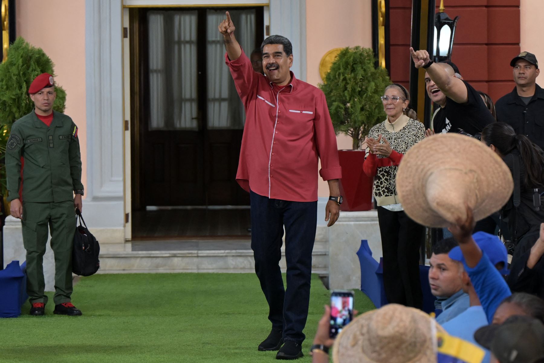 El presidente venezolano, Nicolás Maduro, se dirige a sus seguidores frente al palacio presidencial de Miraflores. Foto: AFP